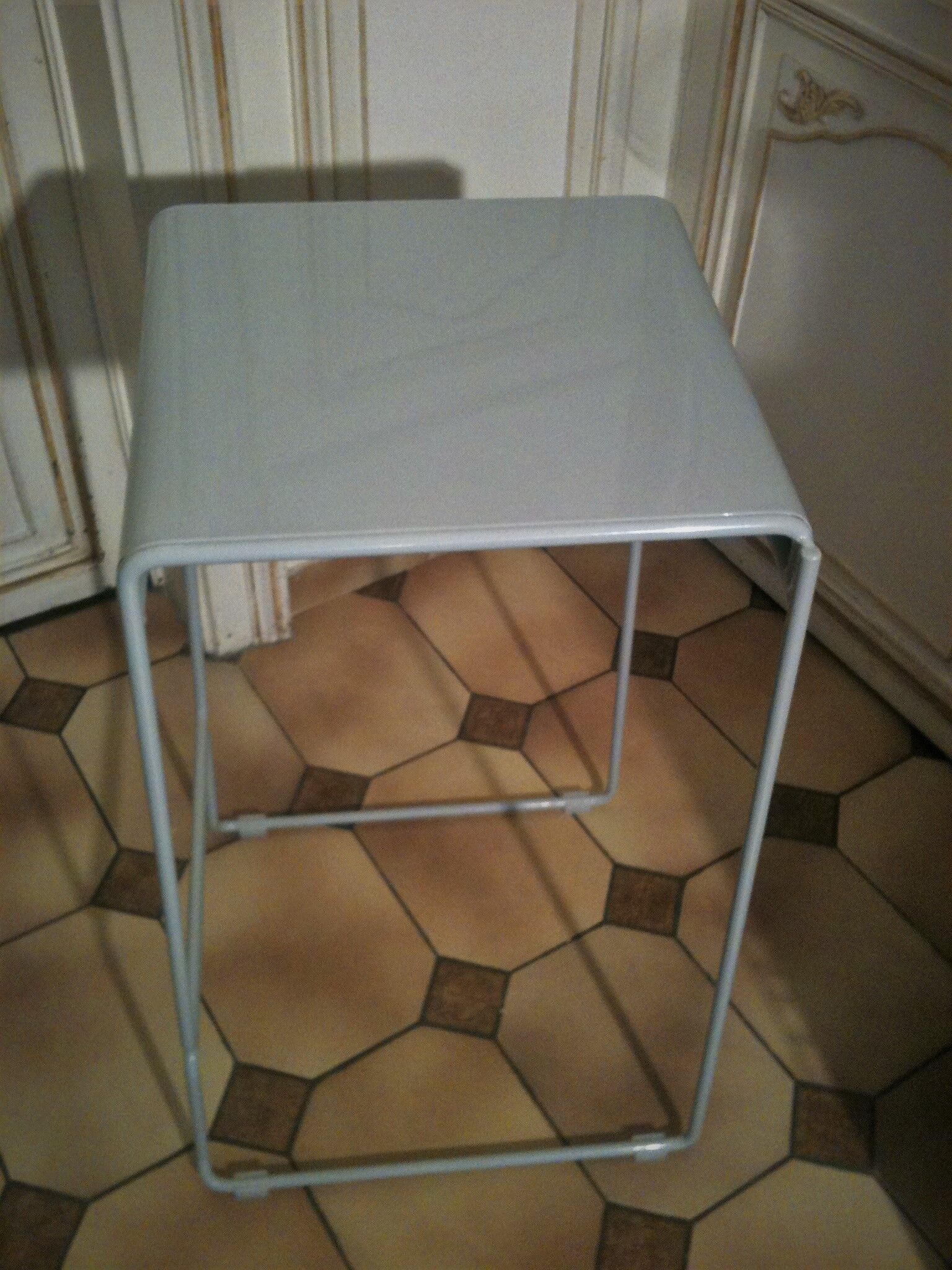 Tabouret minimaliste en acier