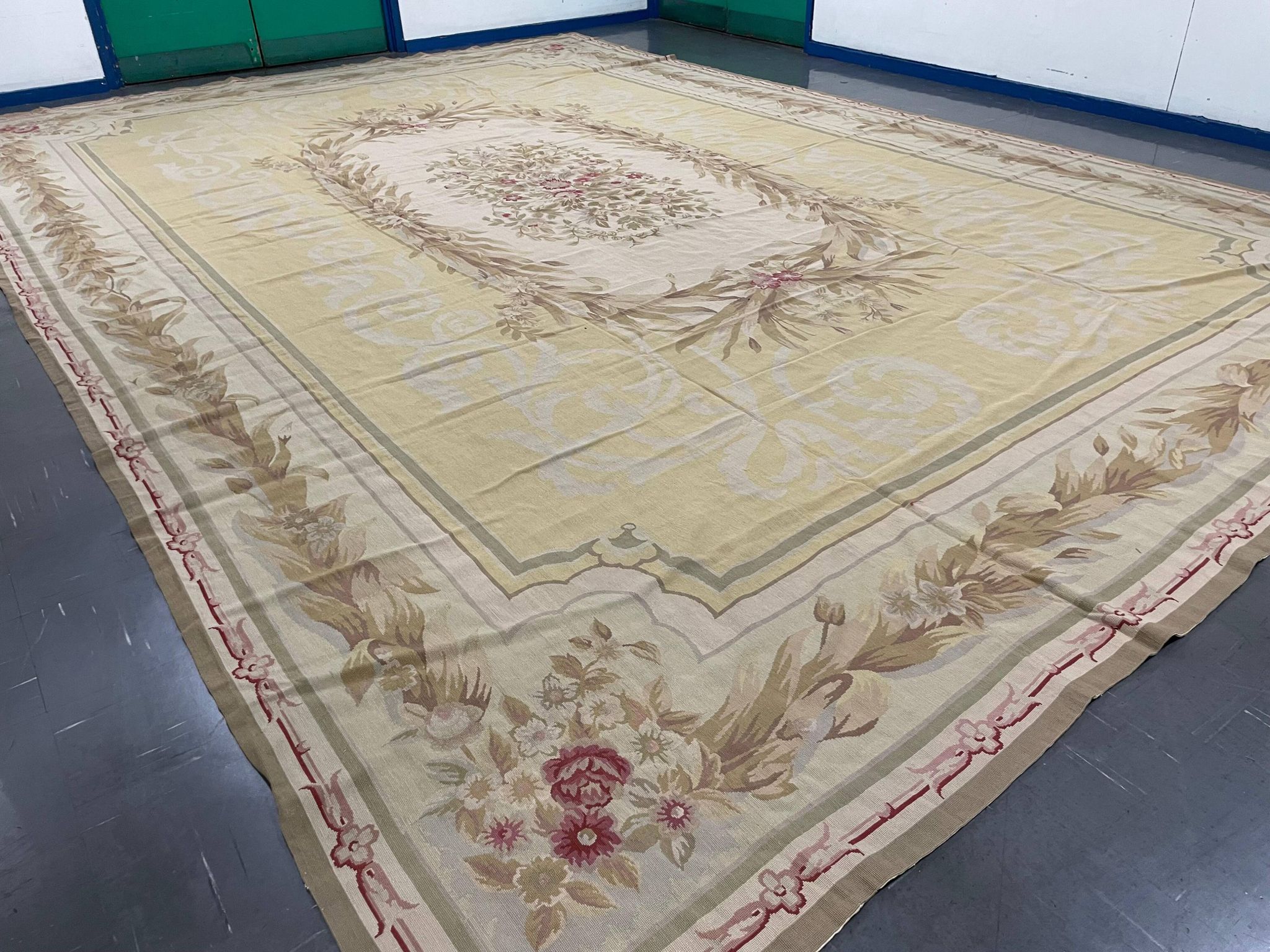Tapis floral en aiguille Aubusson surdimensionné, très grand, 414 x 604 cm.