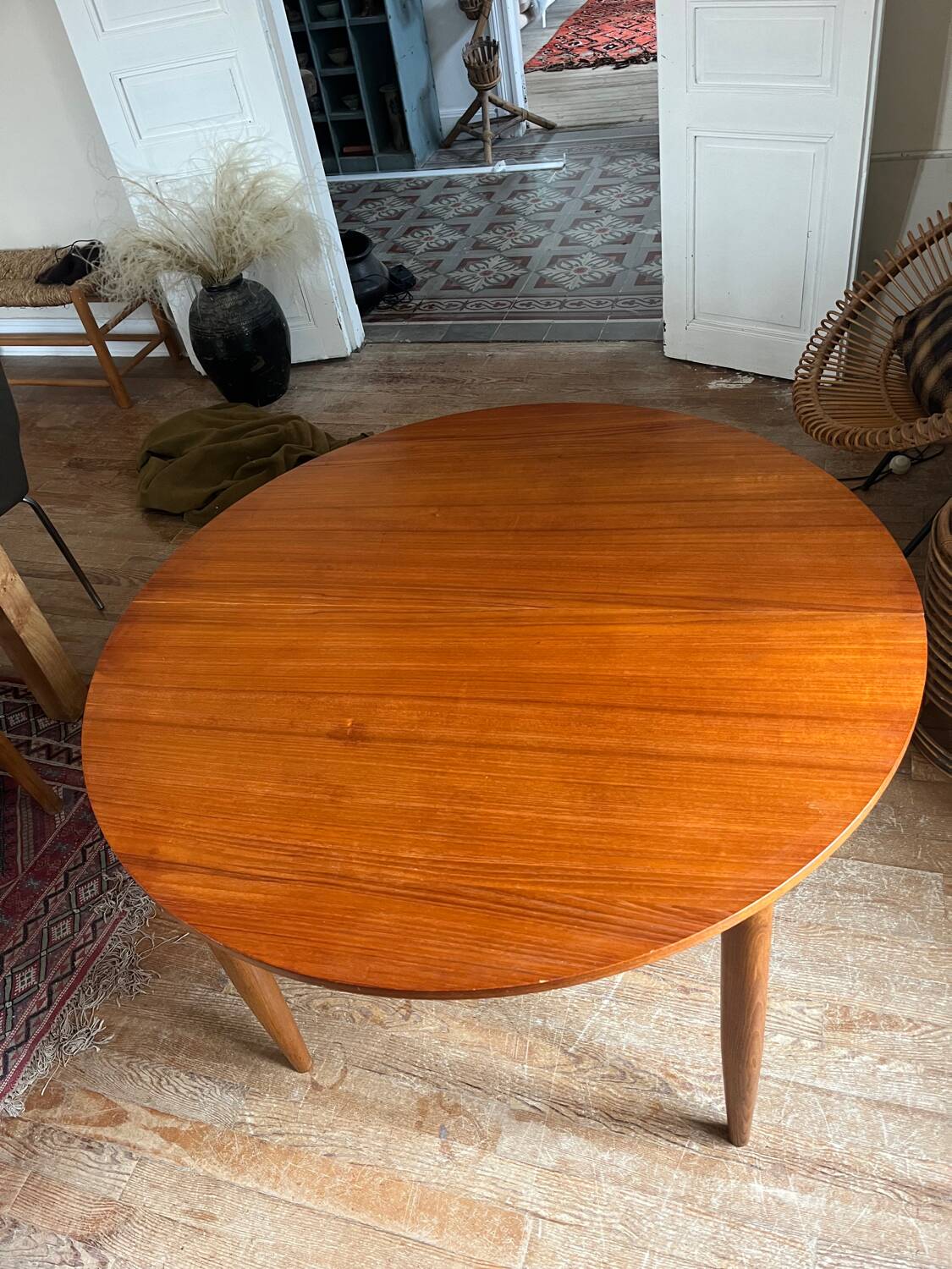 Scandinavian round teak table with butterfly extensions from the 60s