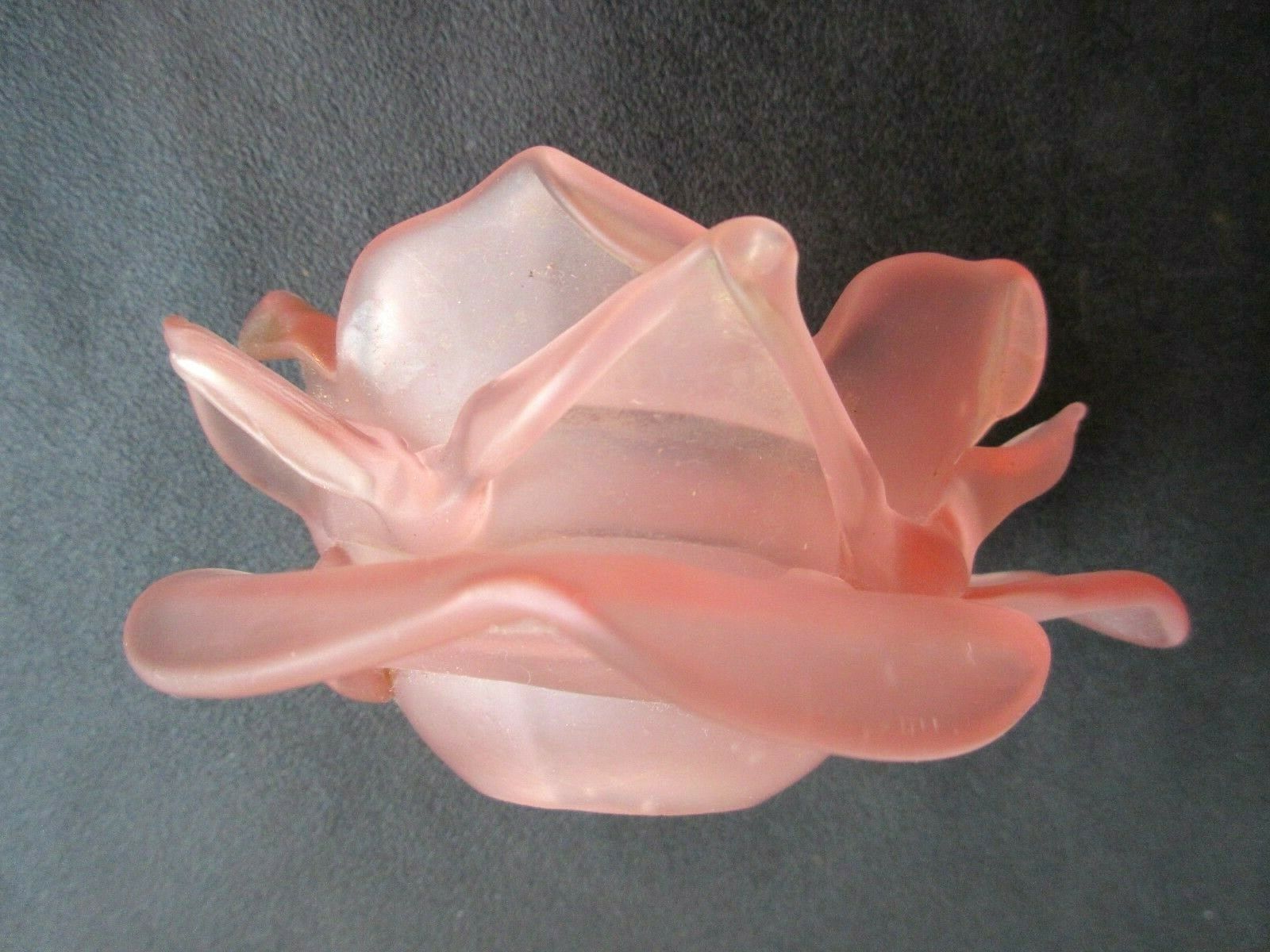 Art Deco wall light gilded bronze carved with cherries, pink tulip Rose in pink glass paste