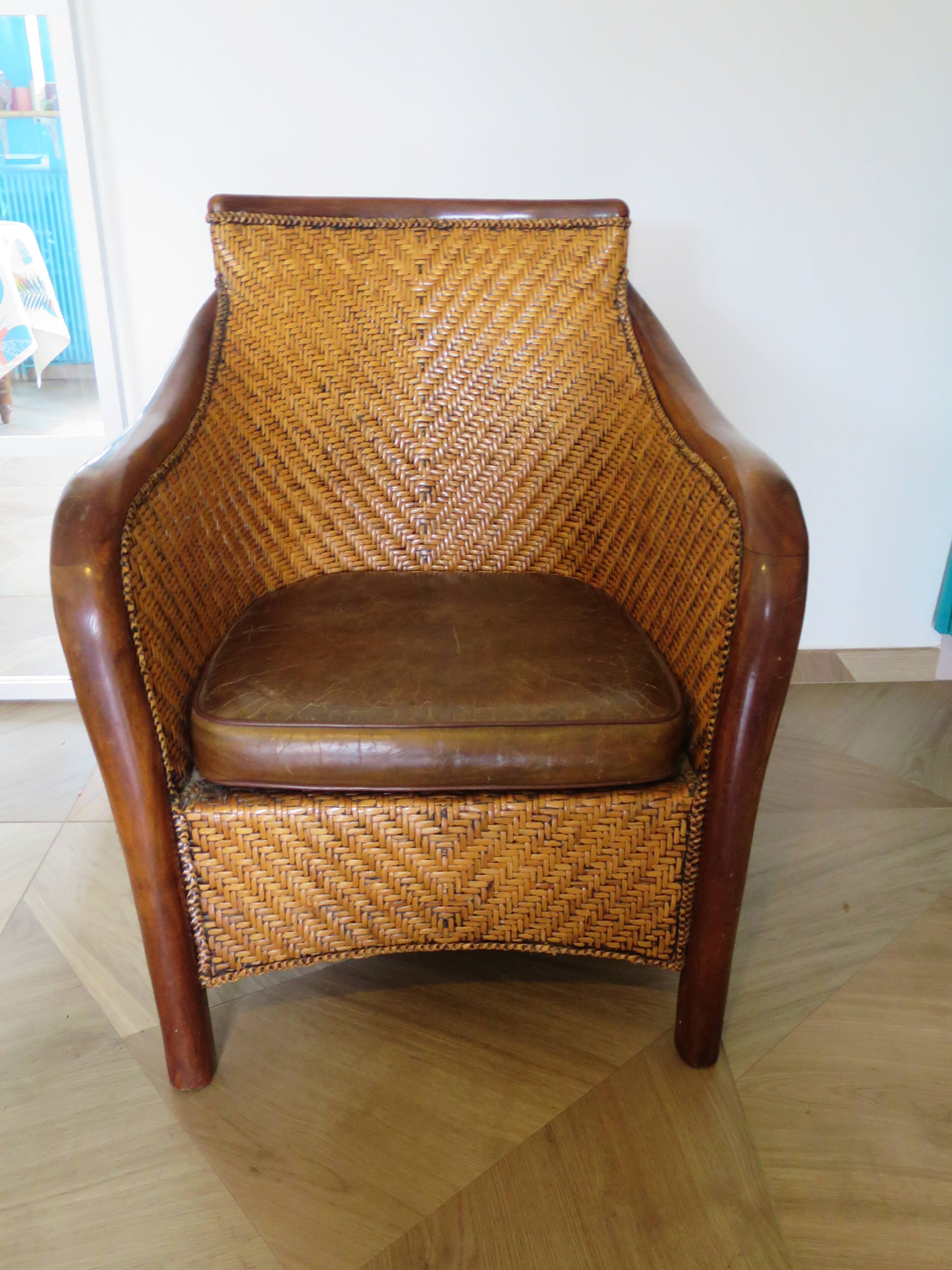 Fauteuil Style Colonial-Rotin tressé-Vintage-coussin simili cuir