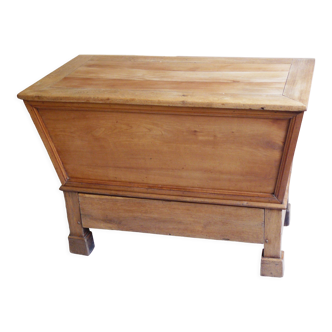 Blond wooden chest