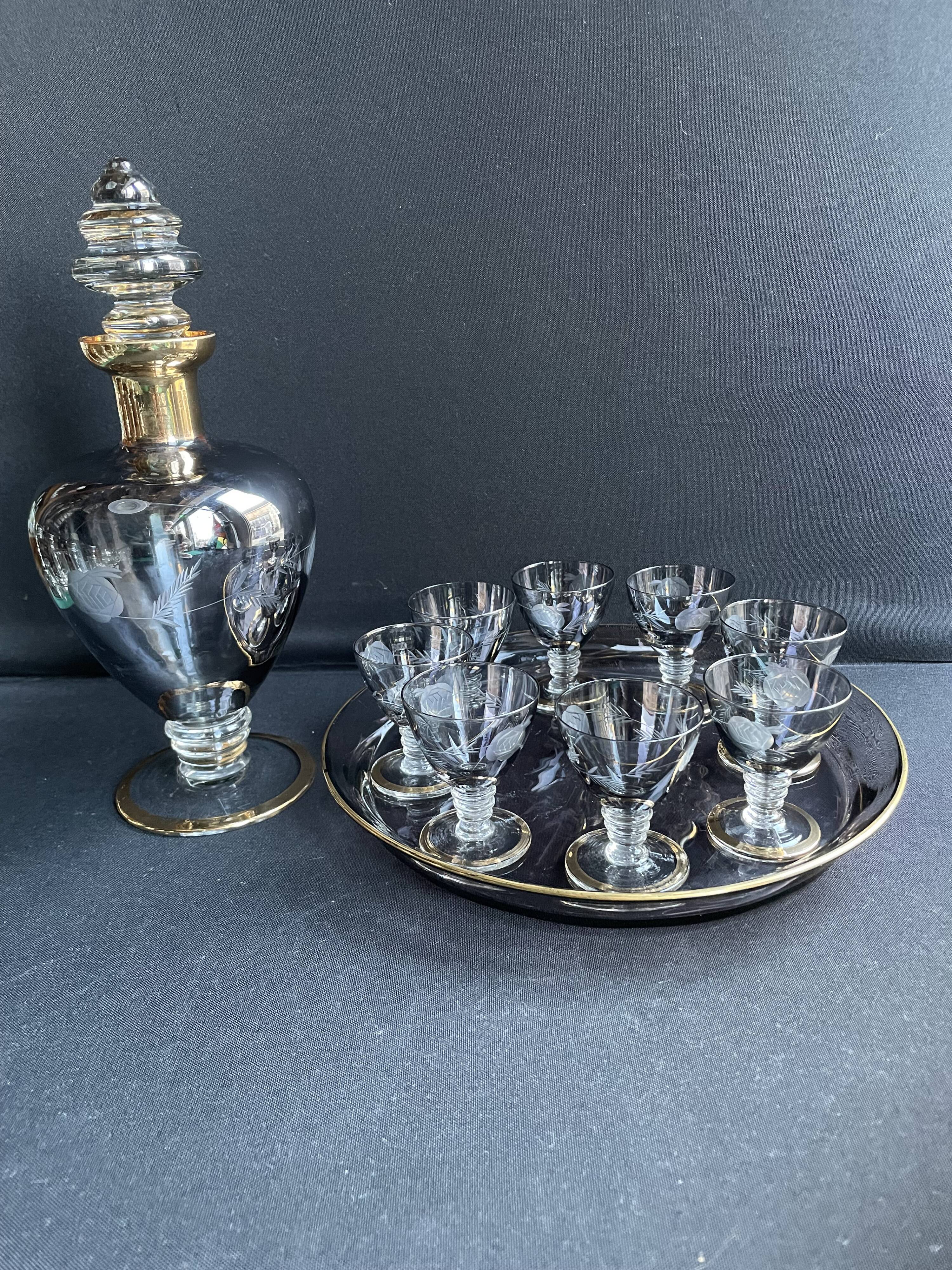 Complete shot service in silver-gray and engraved gold crystal