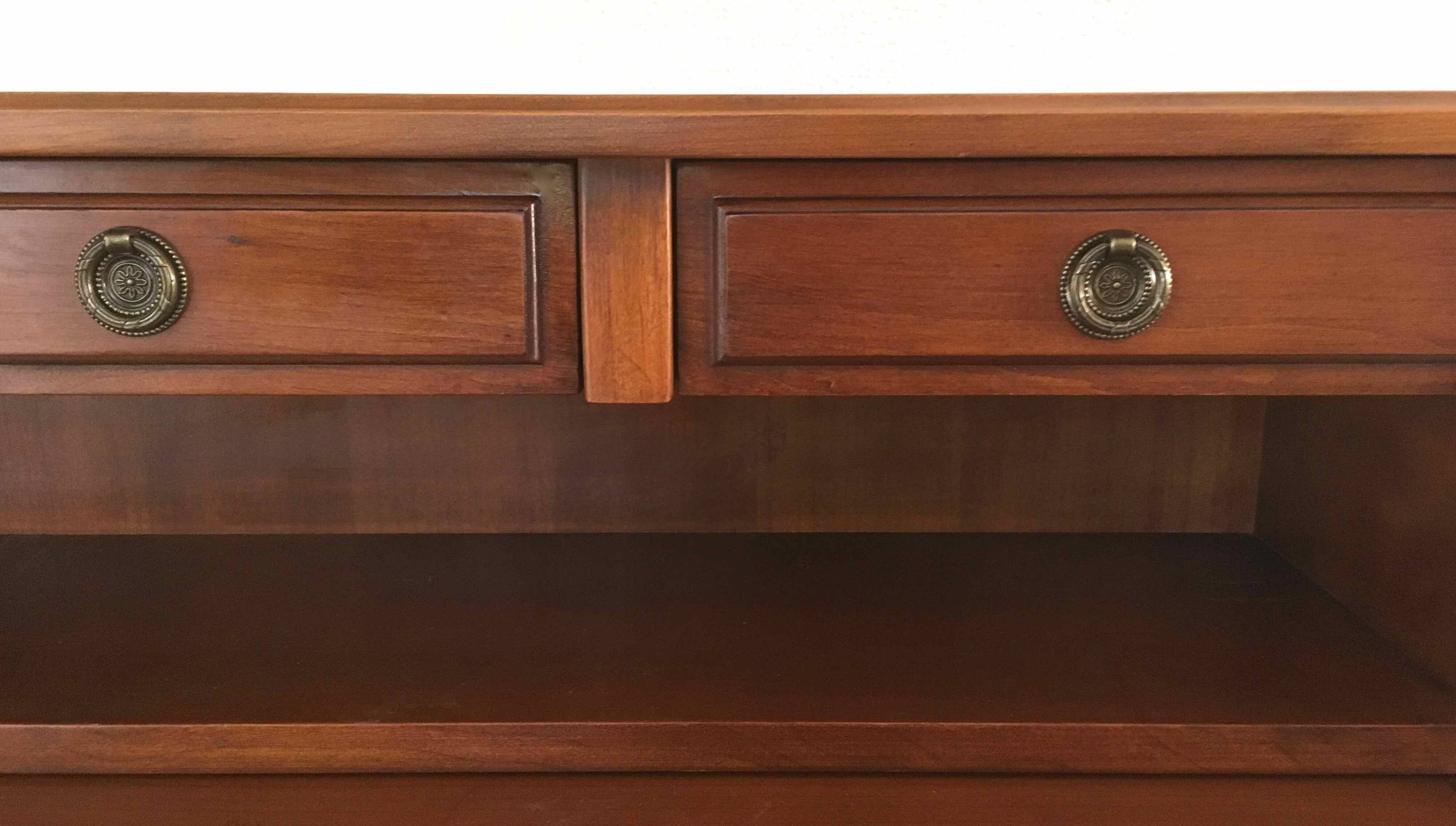 Petit bureau à gradin en merisier 1970
