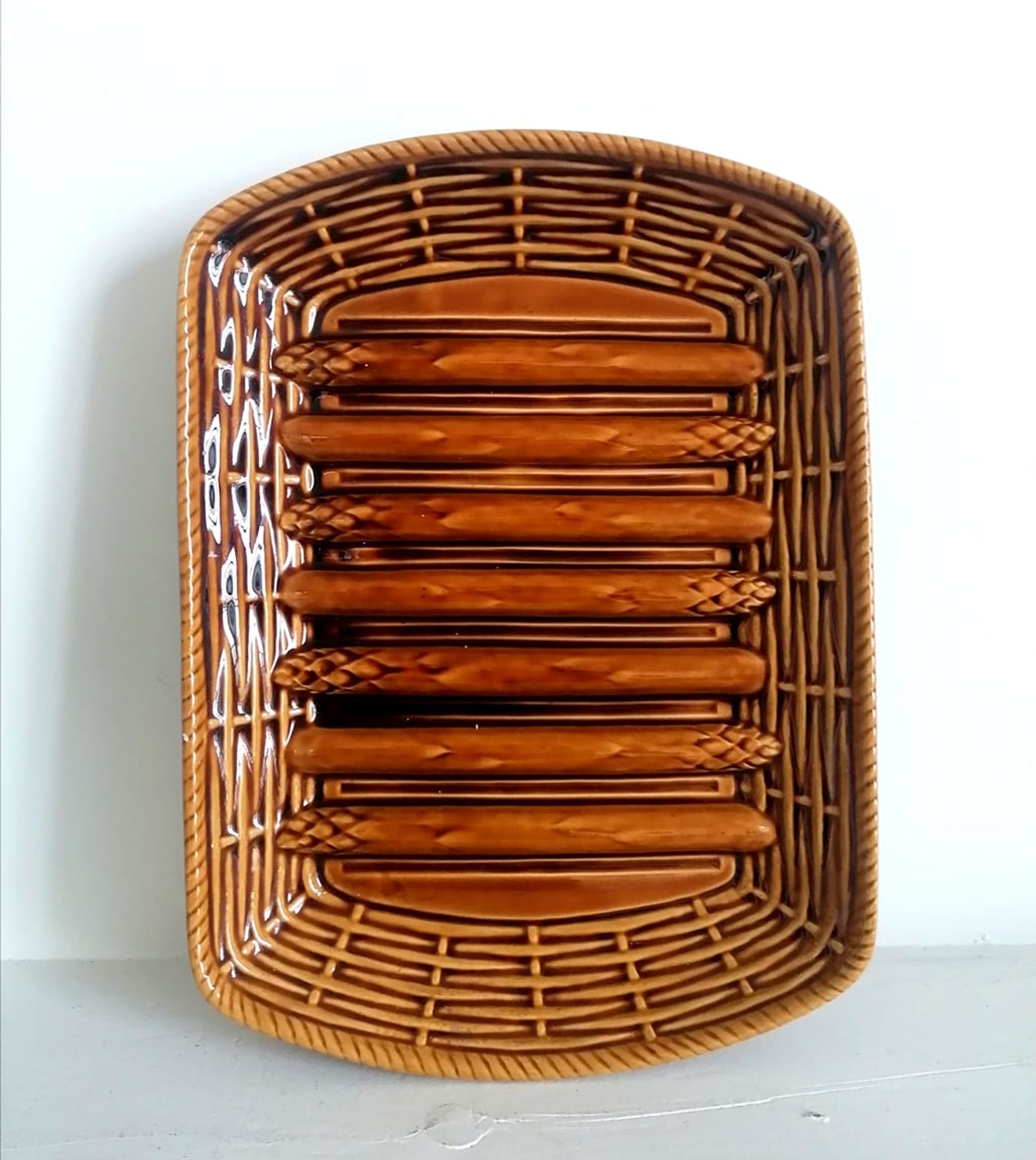 Plat à asperges barbotine Sarreguemines , 1960