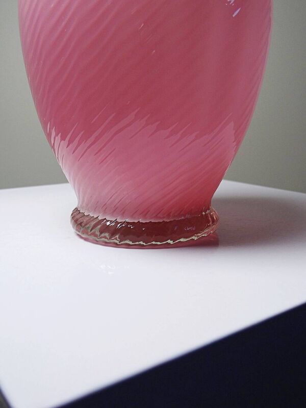 Petit vase soufflé en opaline rose torsadée Vénitien Murano/Empoli vintage
