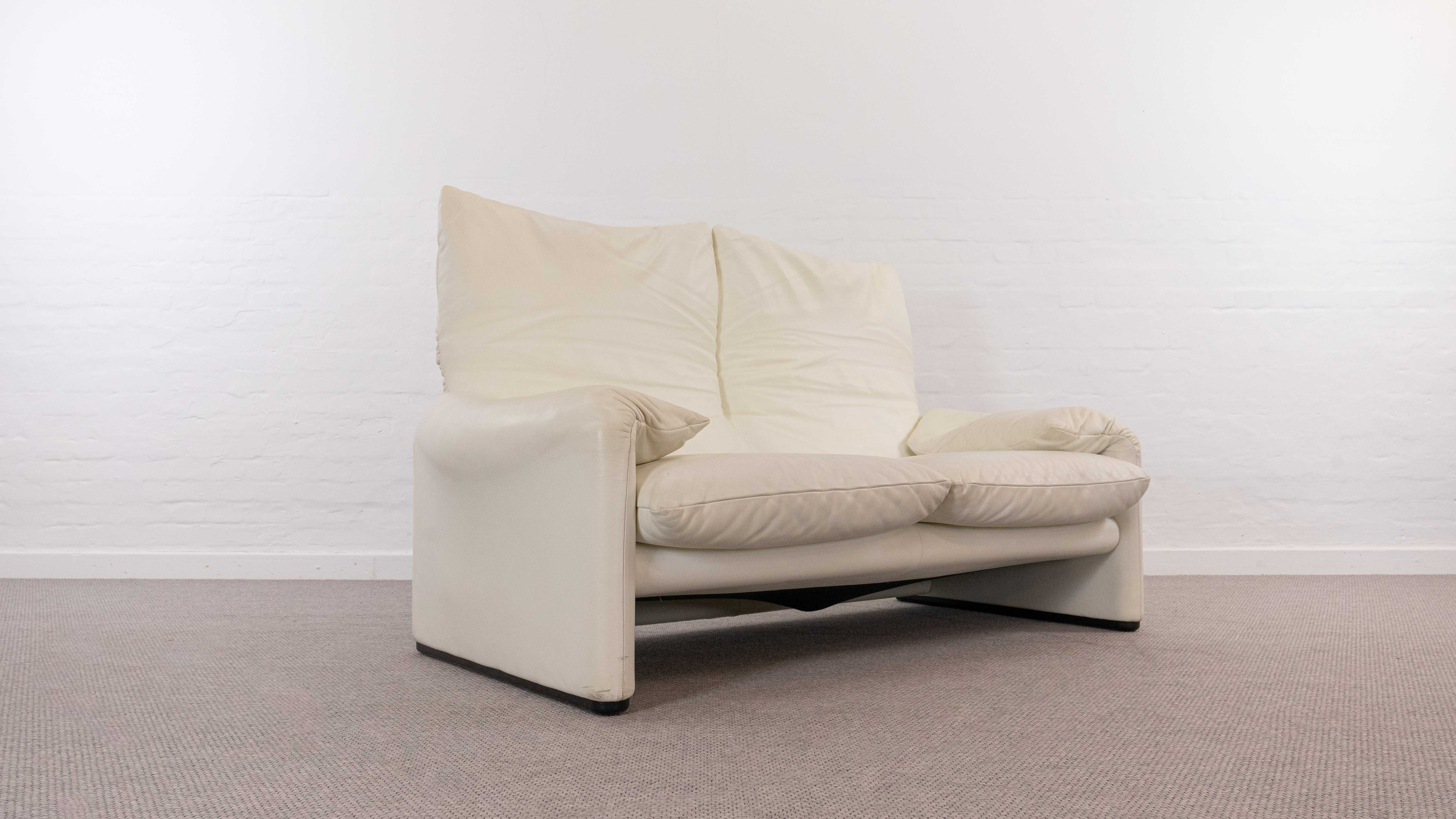 Maralunga 2-seater sofa in white leather by Vico Magistretti for Cassina