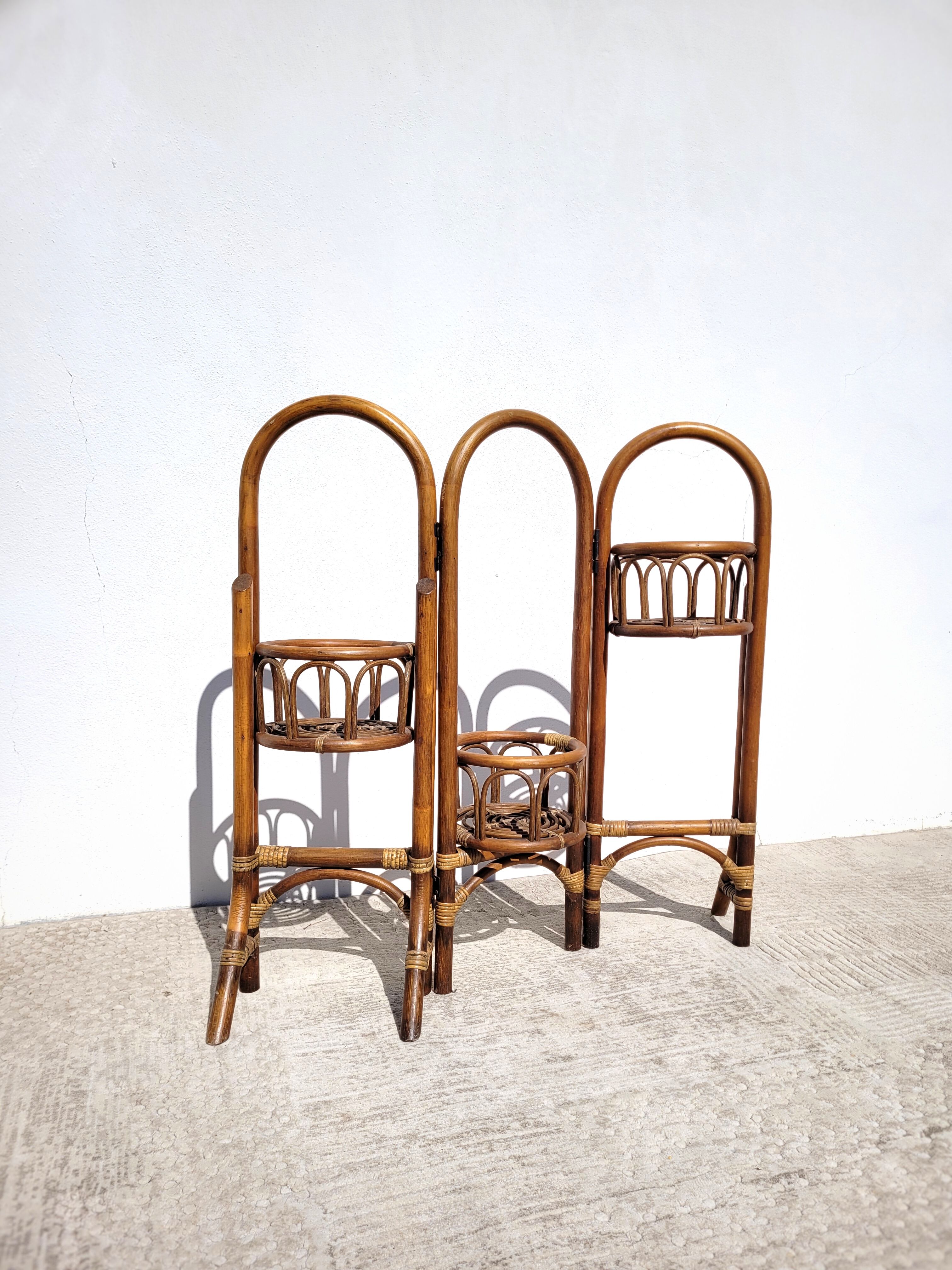 Foldable rattan plant holder