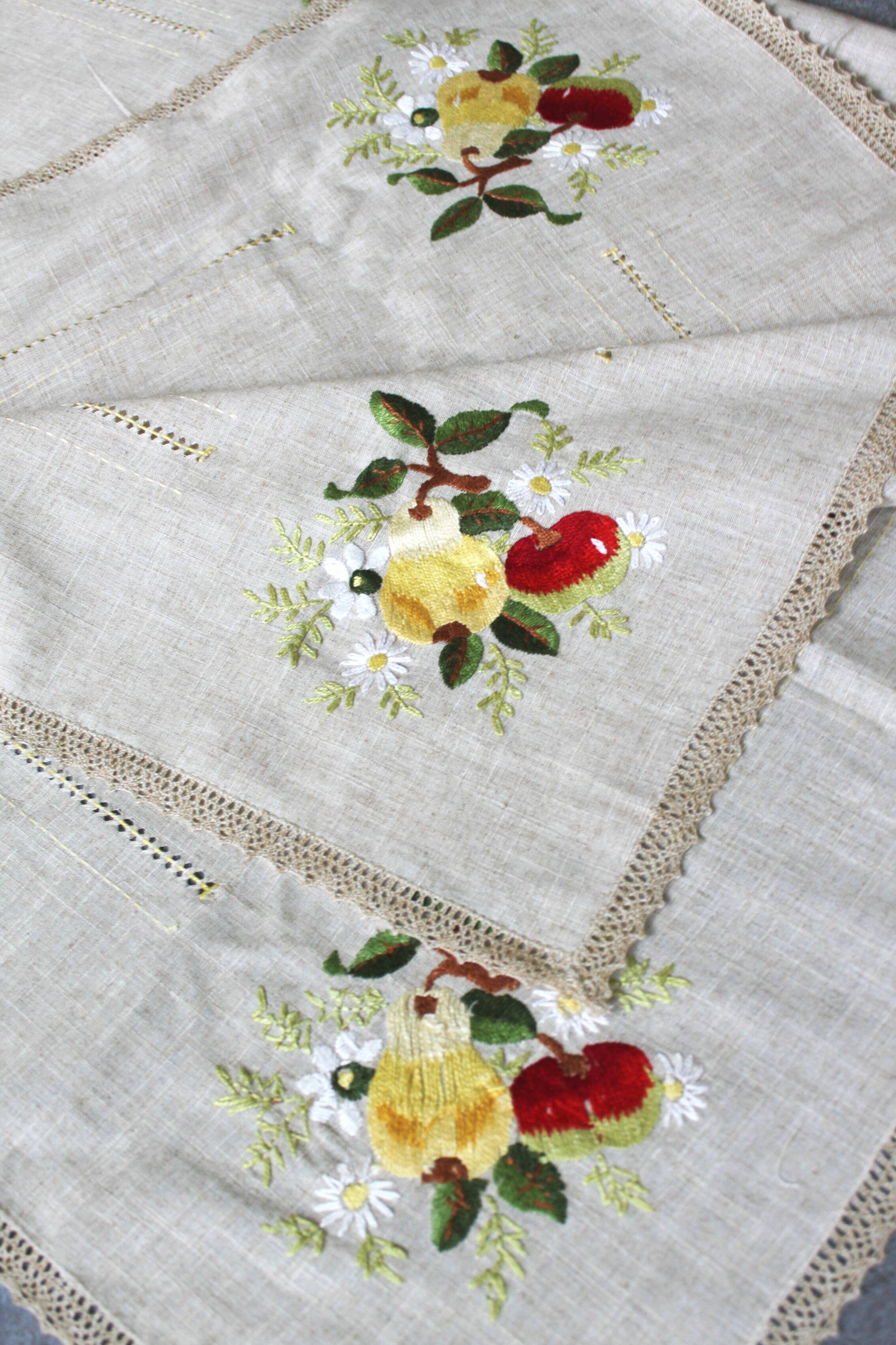 Vintage tablecloth set and 10 fine embroidered linen napkins, 270x165.