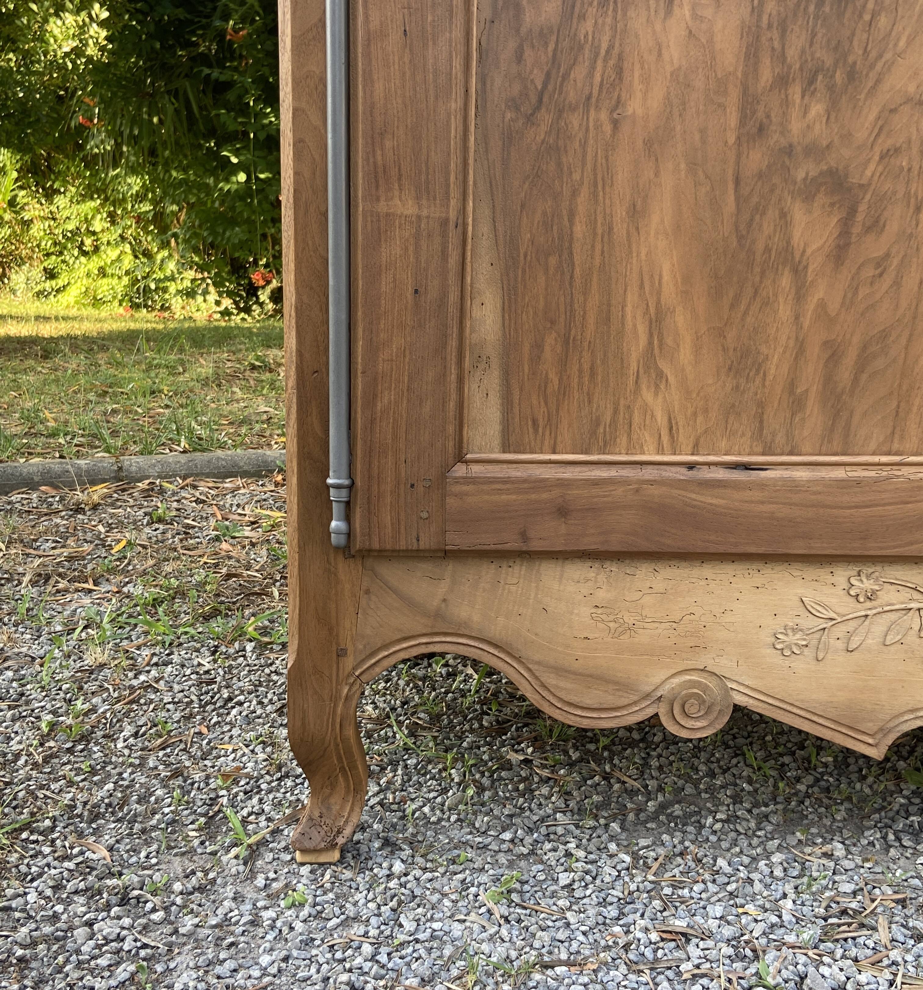 Buffet ancien en noyer