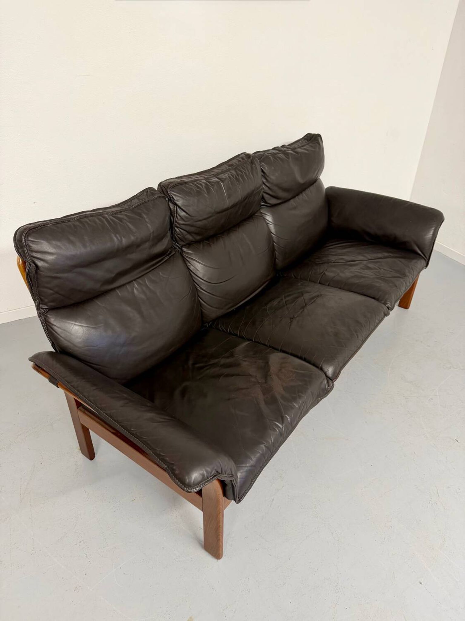Vintage black leather Dreipunkt Scala design 3-seater sofa in teak.