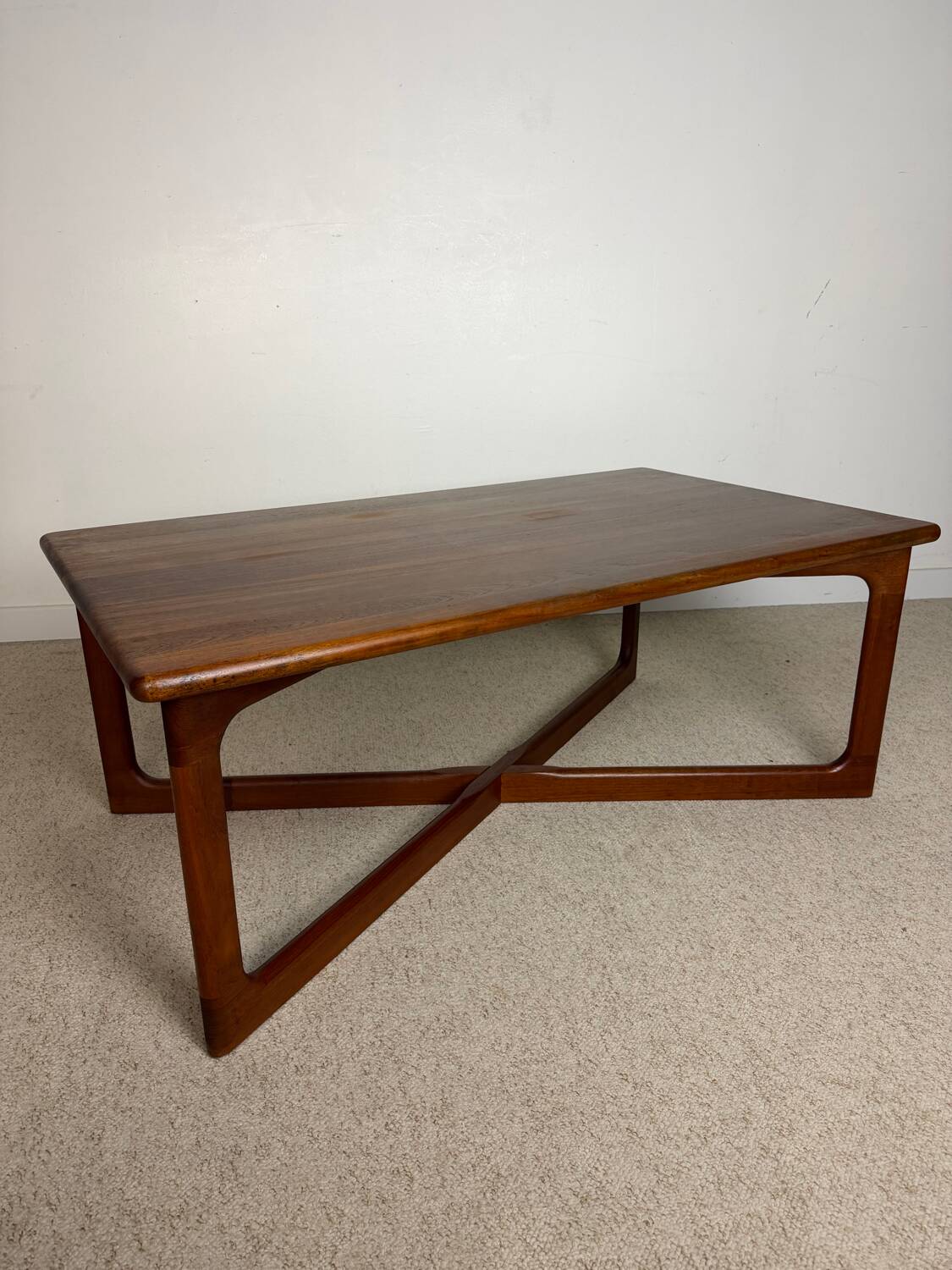 Scandinavian coffee table Dyrlund – Denmark – crossed legs