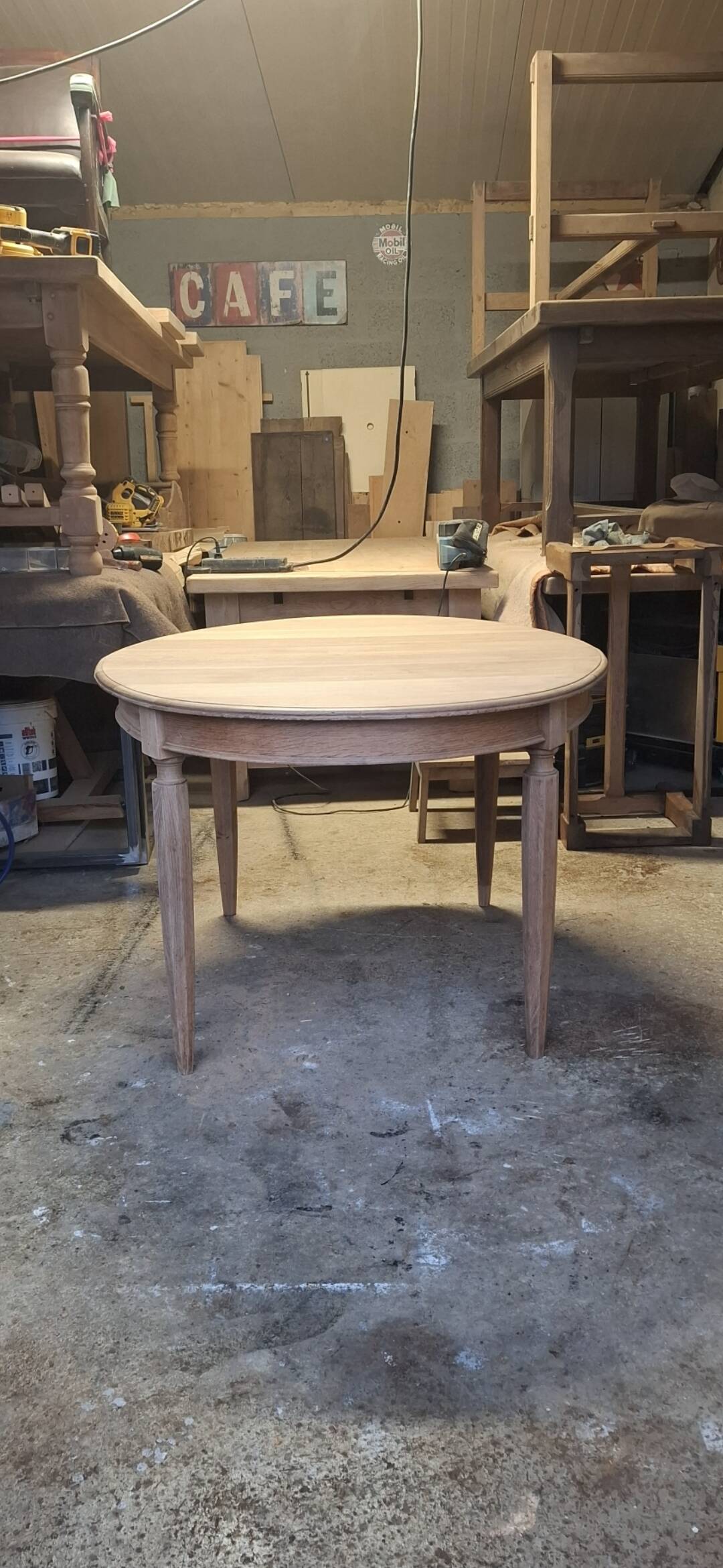Extendable oval table
