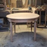 Extendable oval table