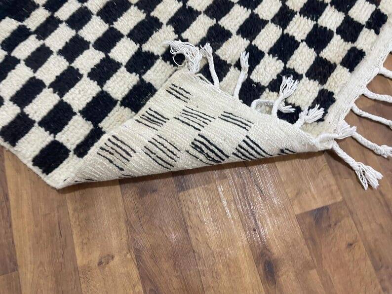 Handmade traditional Berber rug size 150 x 250 cm
