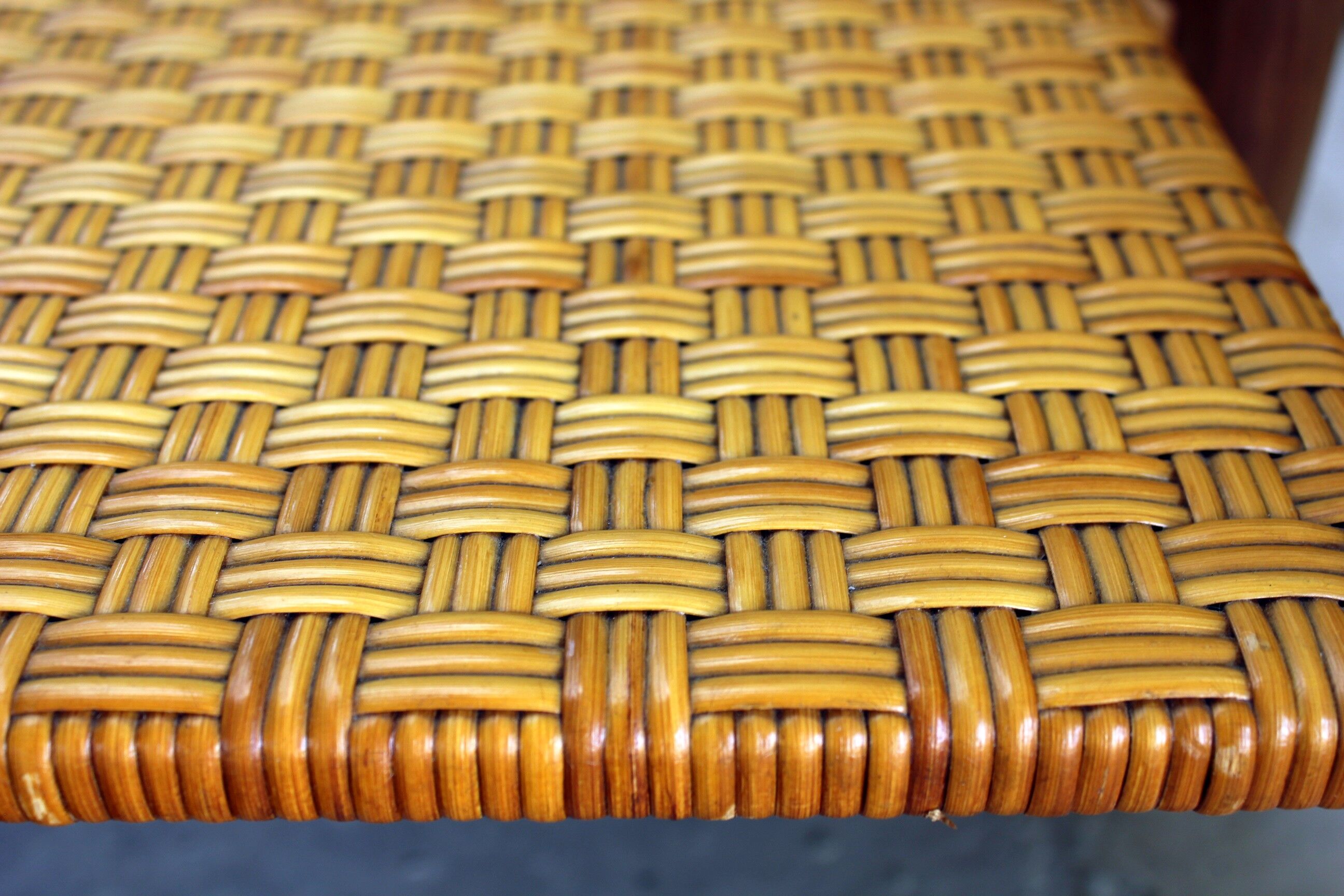 Vintage coffee table in woven wicker and rattan glass from the 60s/70s