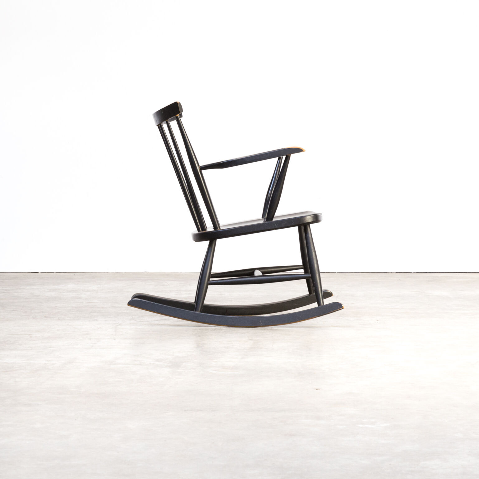 Black lacquered wooden rocking chair 70