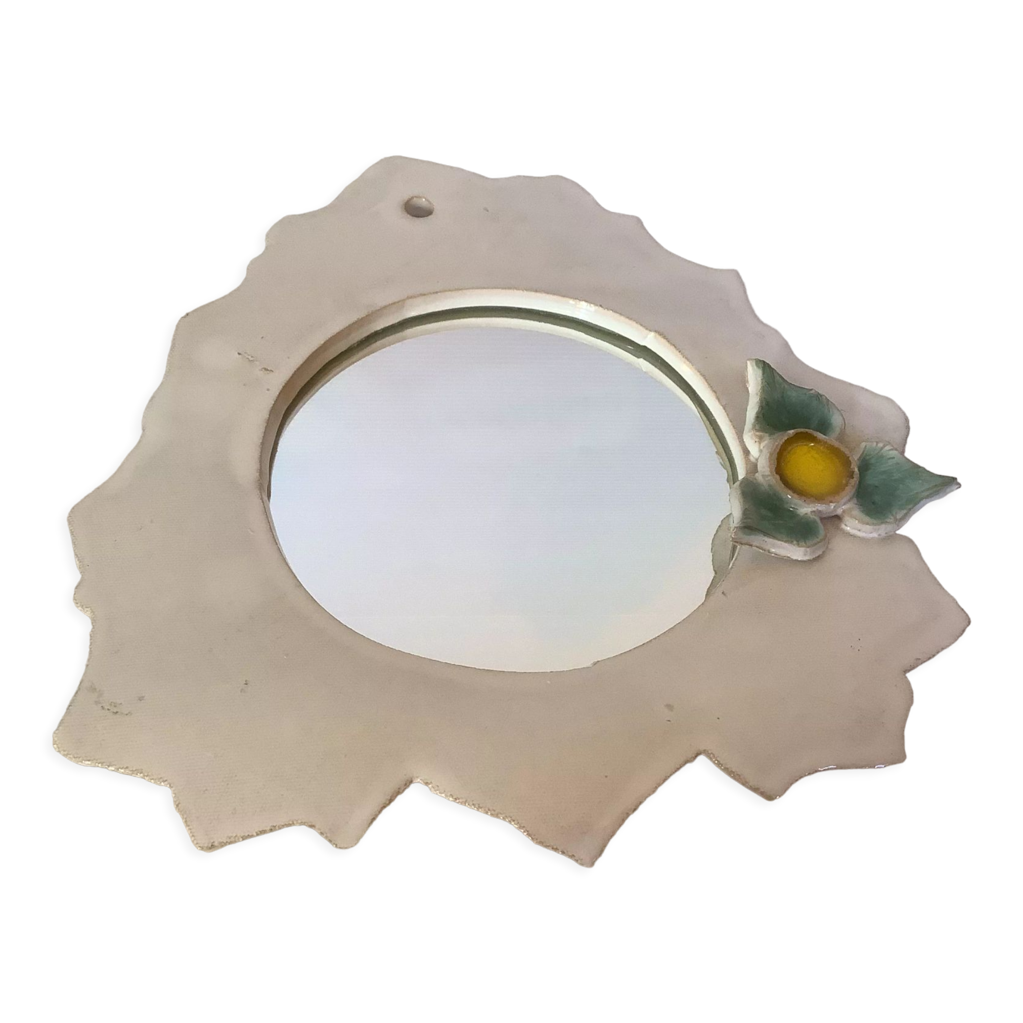 Ceramic mirror with serrated edge and a flower