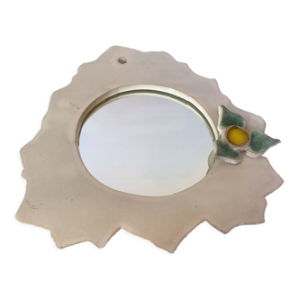 Ceramic mirror serrated edge with a flower