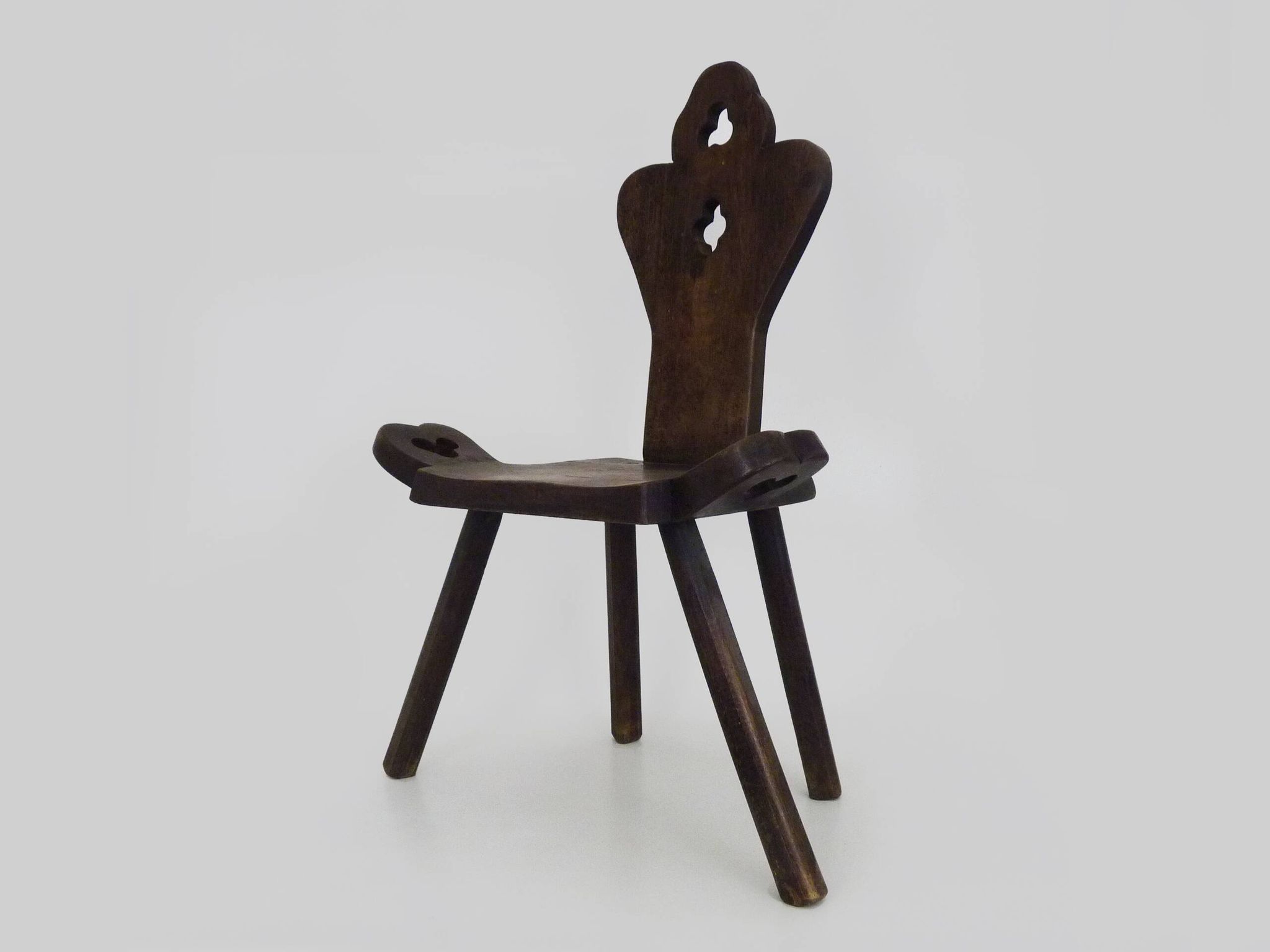 Brutalist tripod chair in raw wood. Solid wood chair. 1960s.