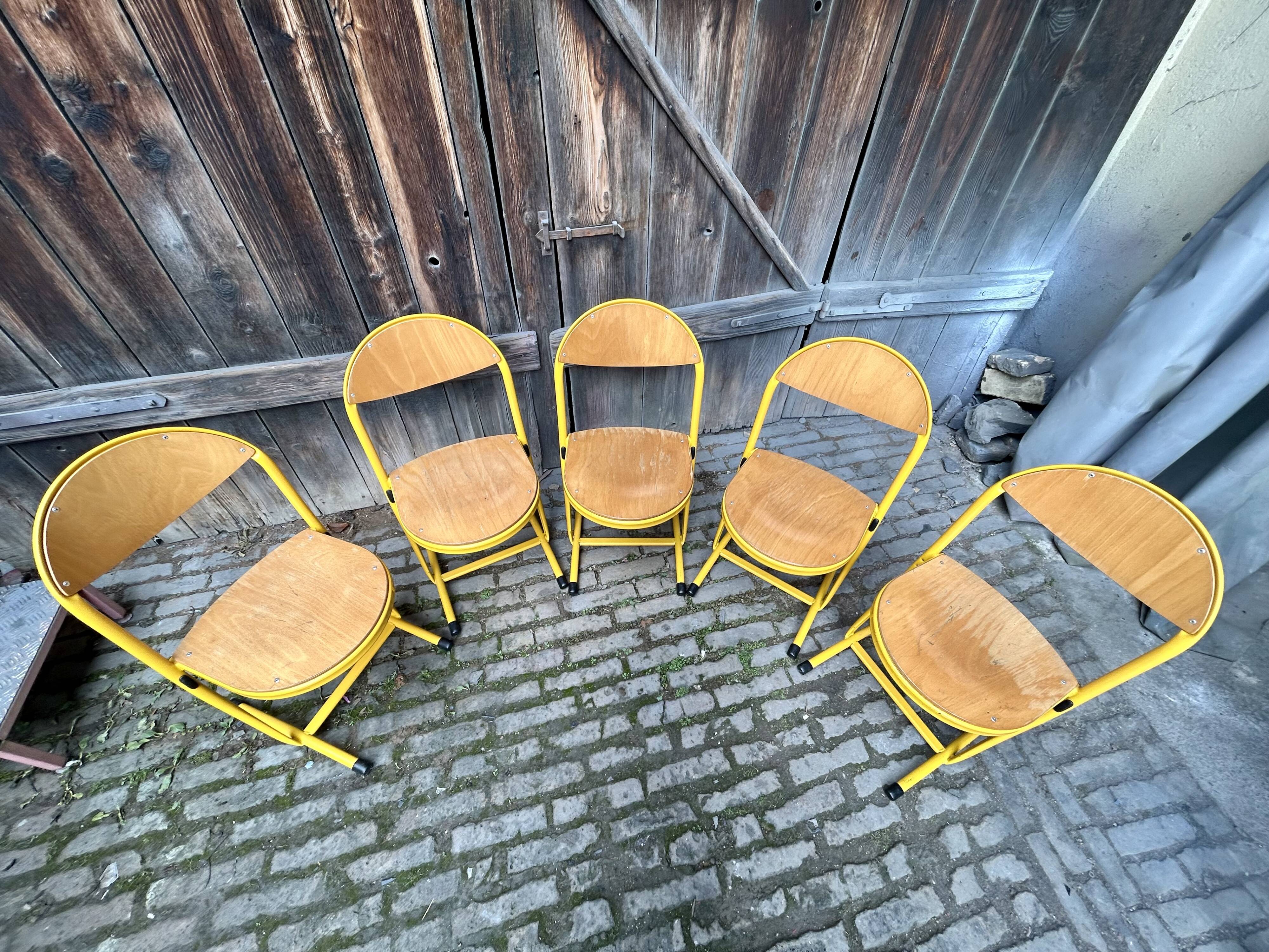 Lot de 5 chaises d’écolier vintage – Jaune & Bois