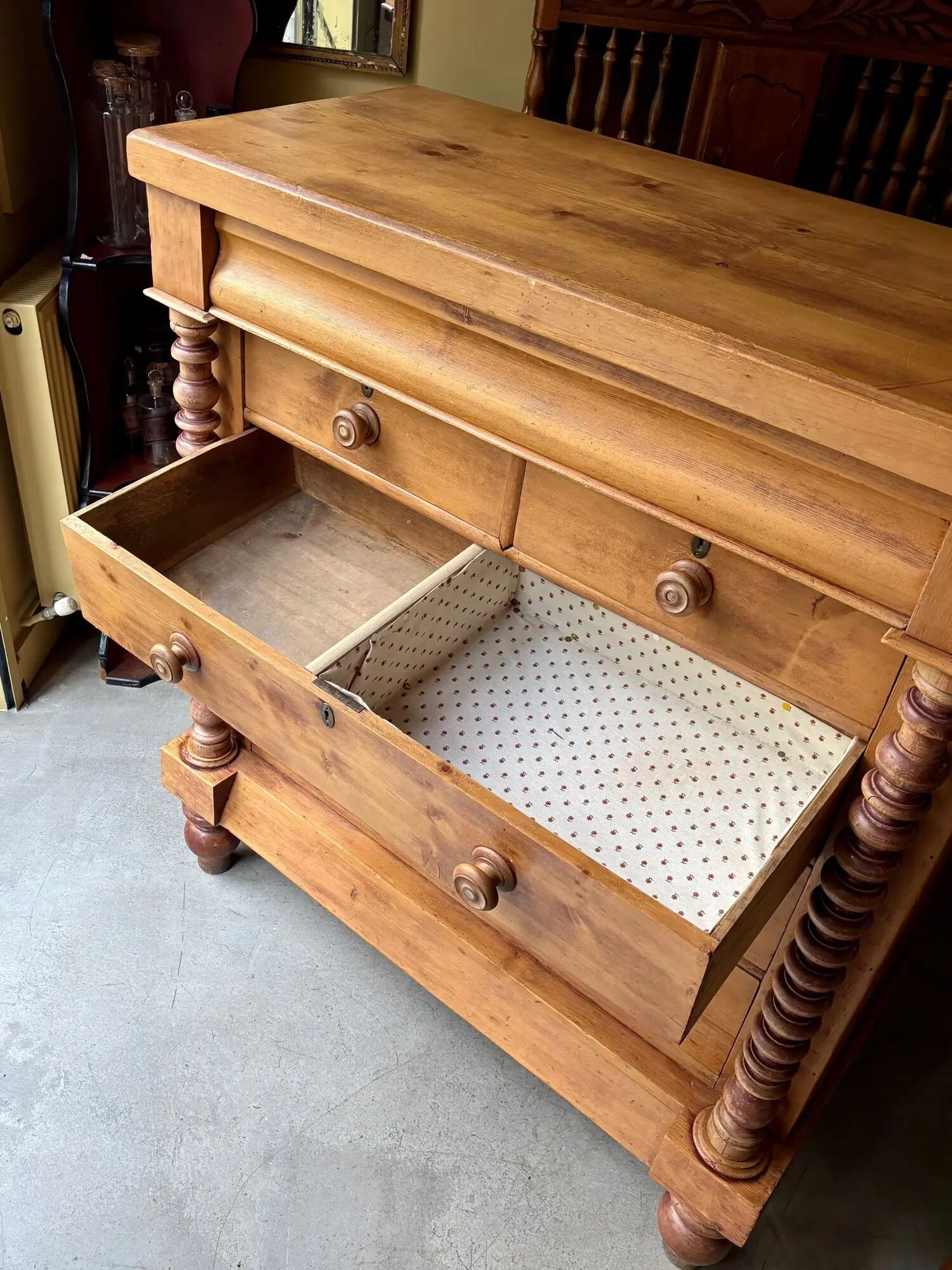Support furniture, 6-drawer chest in turned pitch pine.