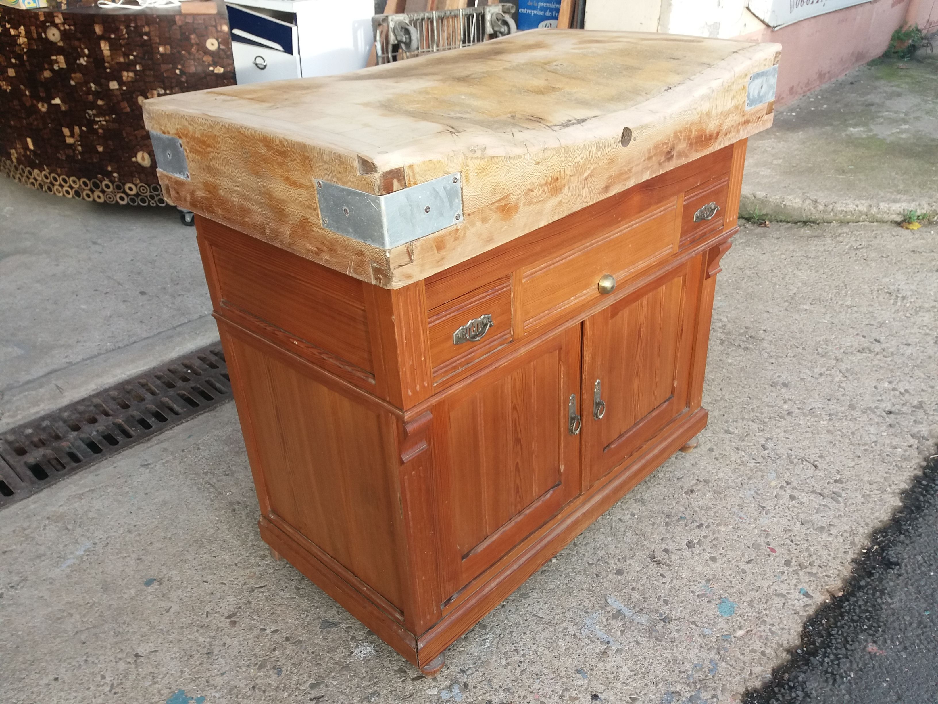Chopping block butcher around 1920 opening on 2 drawers and 2 doors in pitch pine and Sycamore