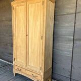 Armoire en bois brut
