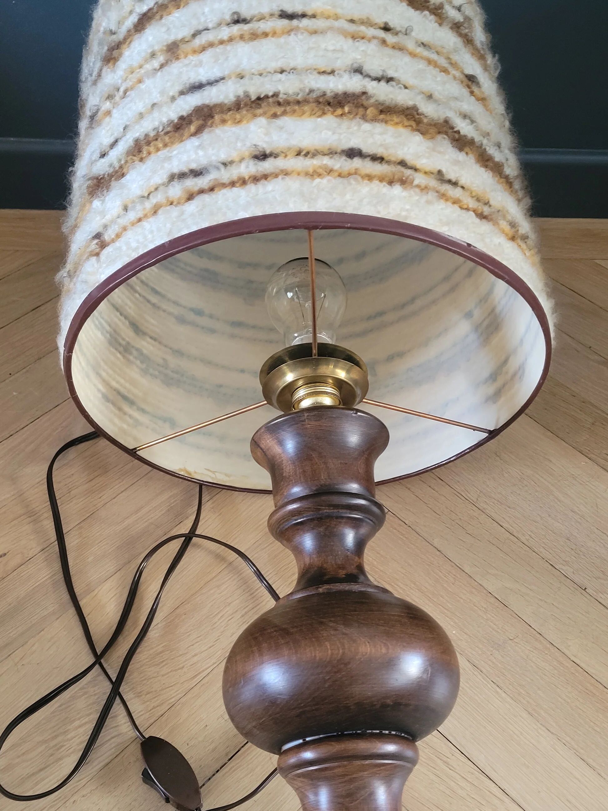 Grande lampe vintage pied bois abat-jour laine bouclettes - Ref 1025