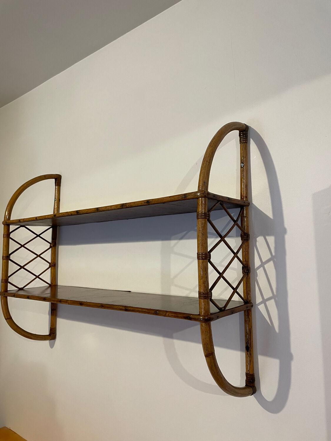 Étagère en rotin vintage