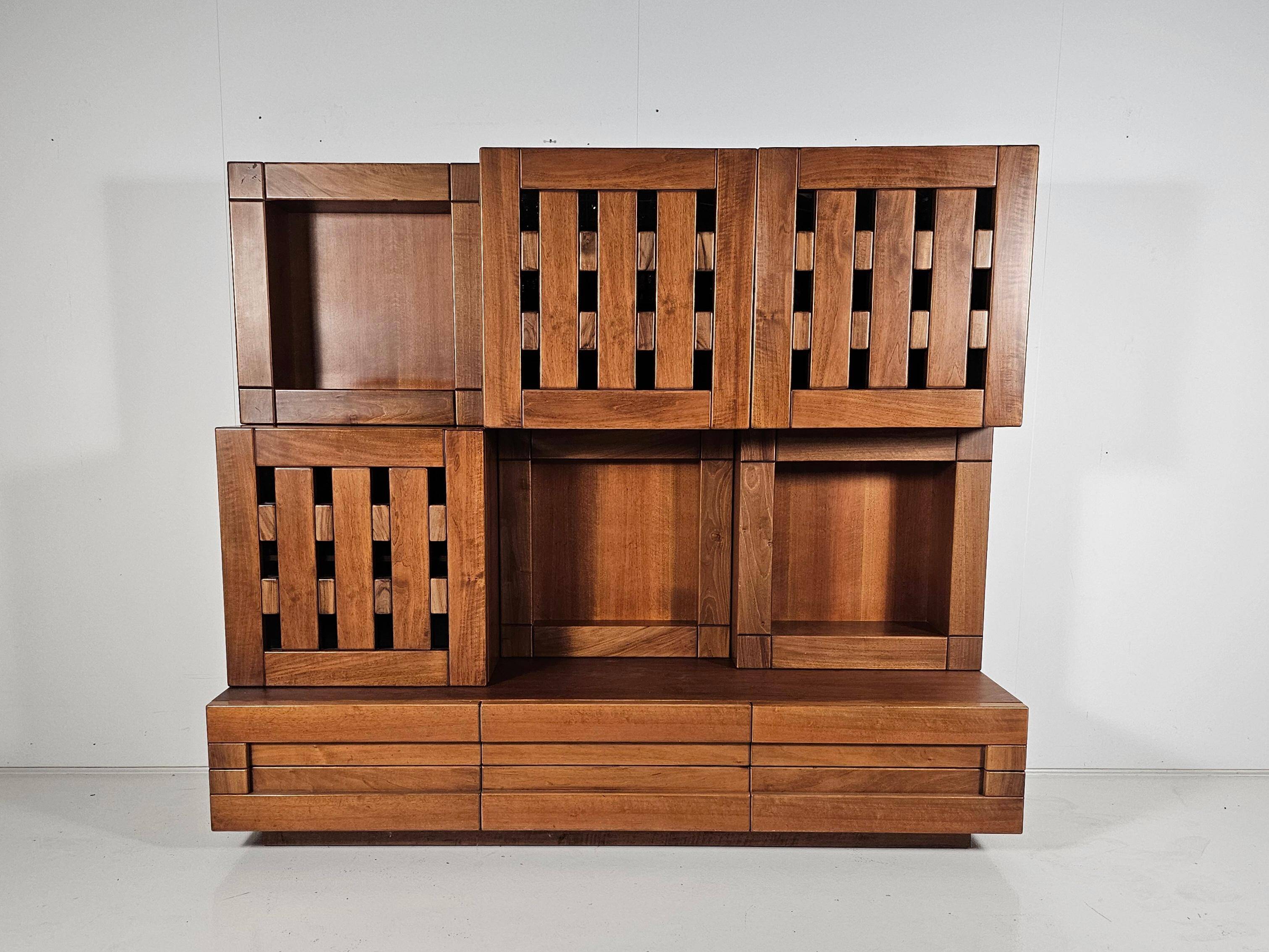 Buffet Plato en bois de noyer massif par Ferdinando Meccani, 1969