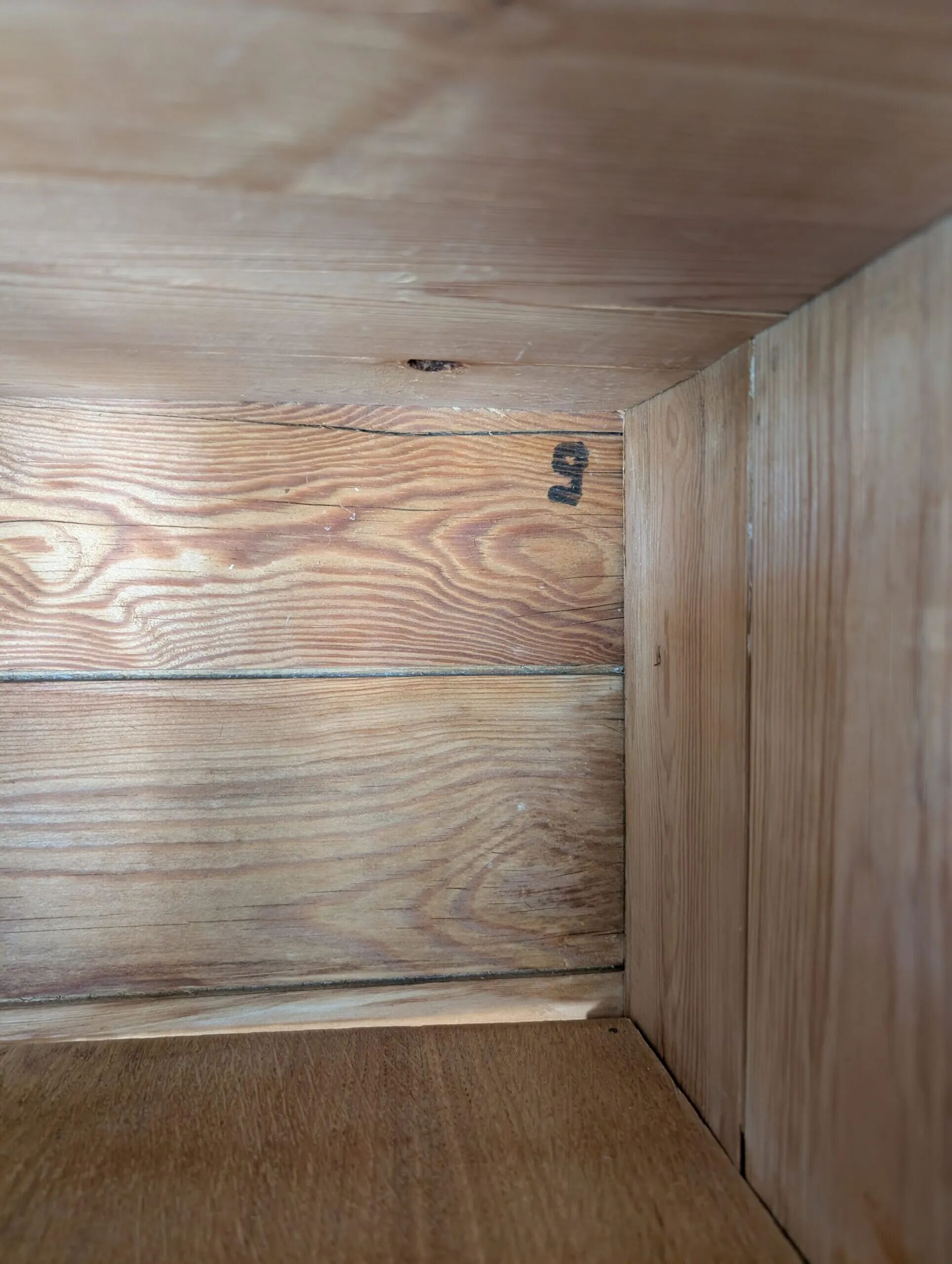 Ancien meuble à casiers en pin – 24 compartiments
