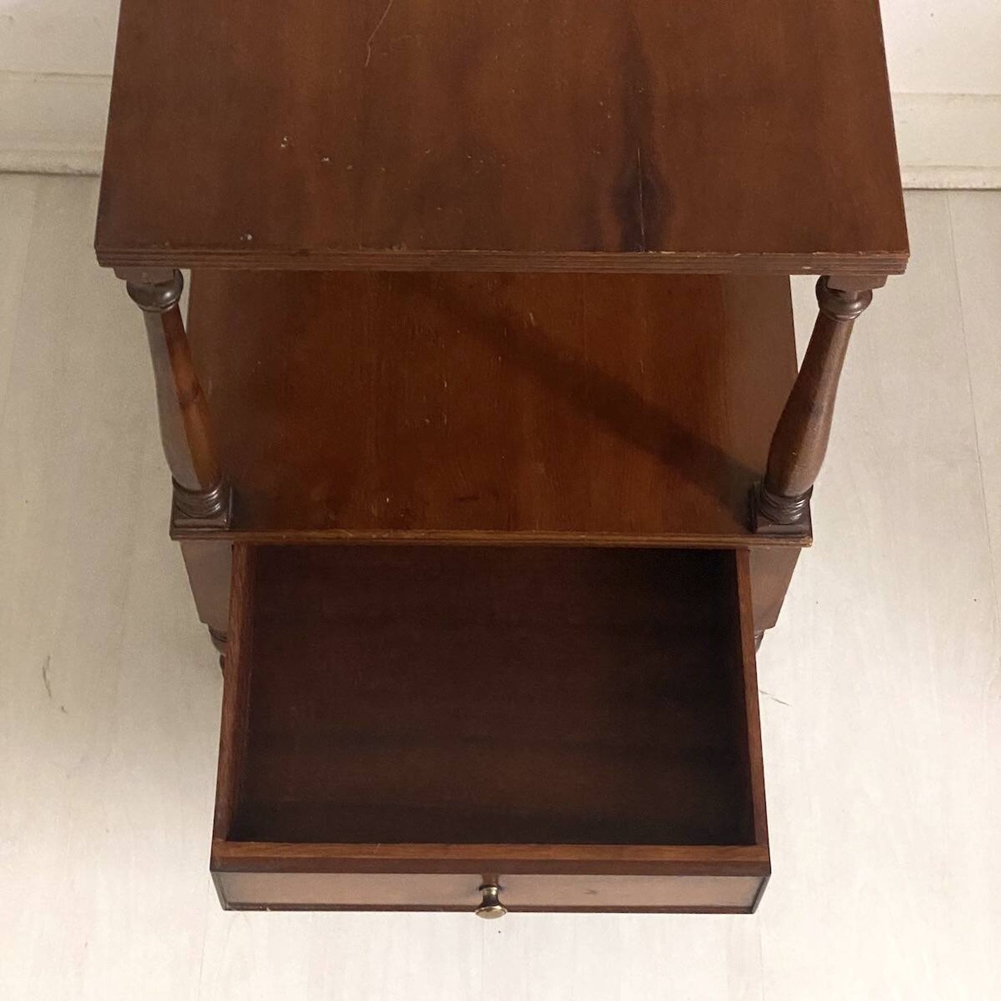 Table d'appoint desserte en acajou et placage d'acajou XIXème siècle