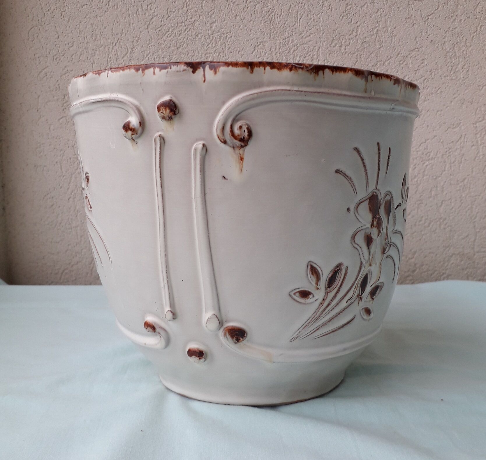 ceramic cache-pot