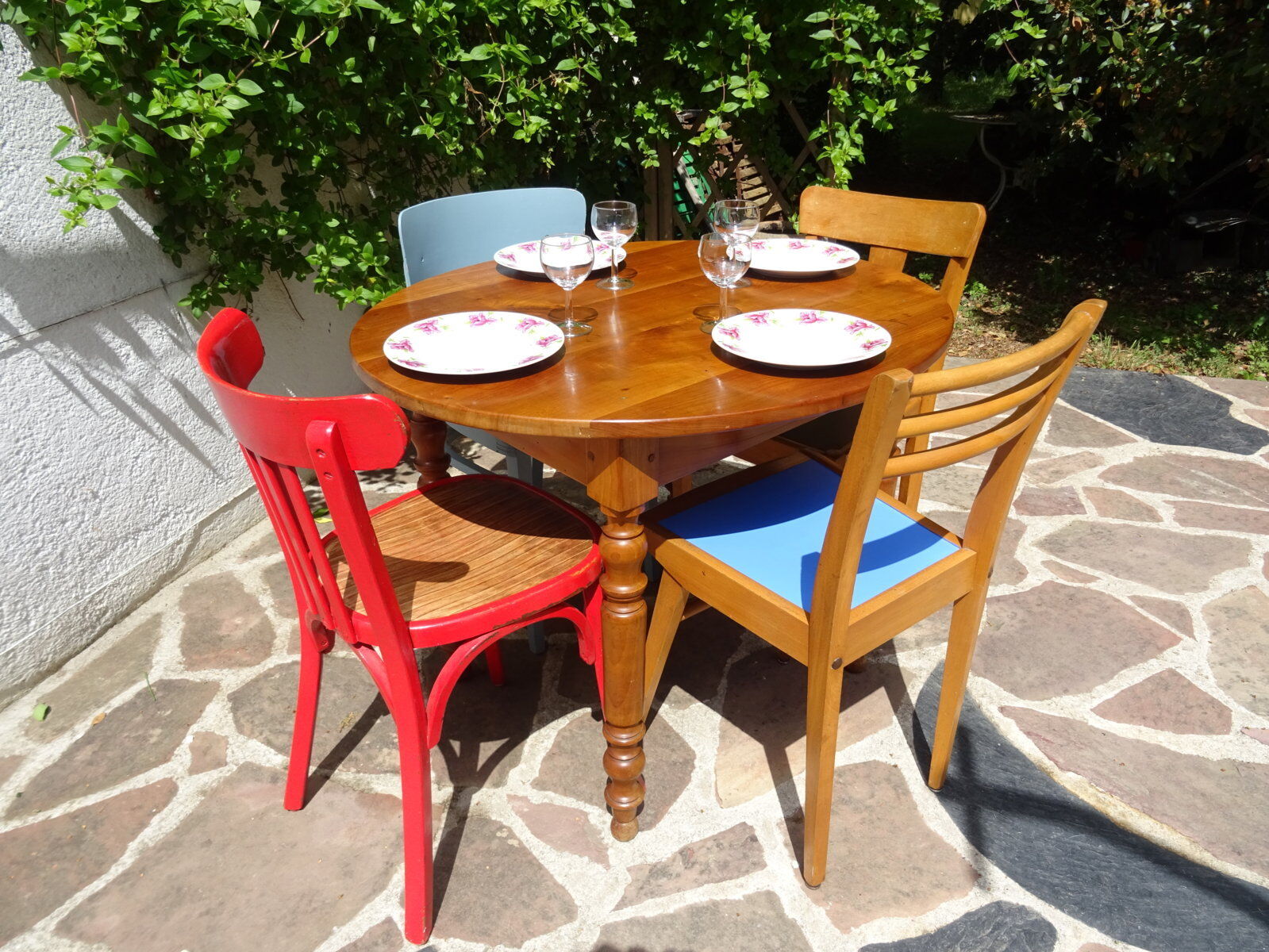 Table ovale bois fruitier