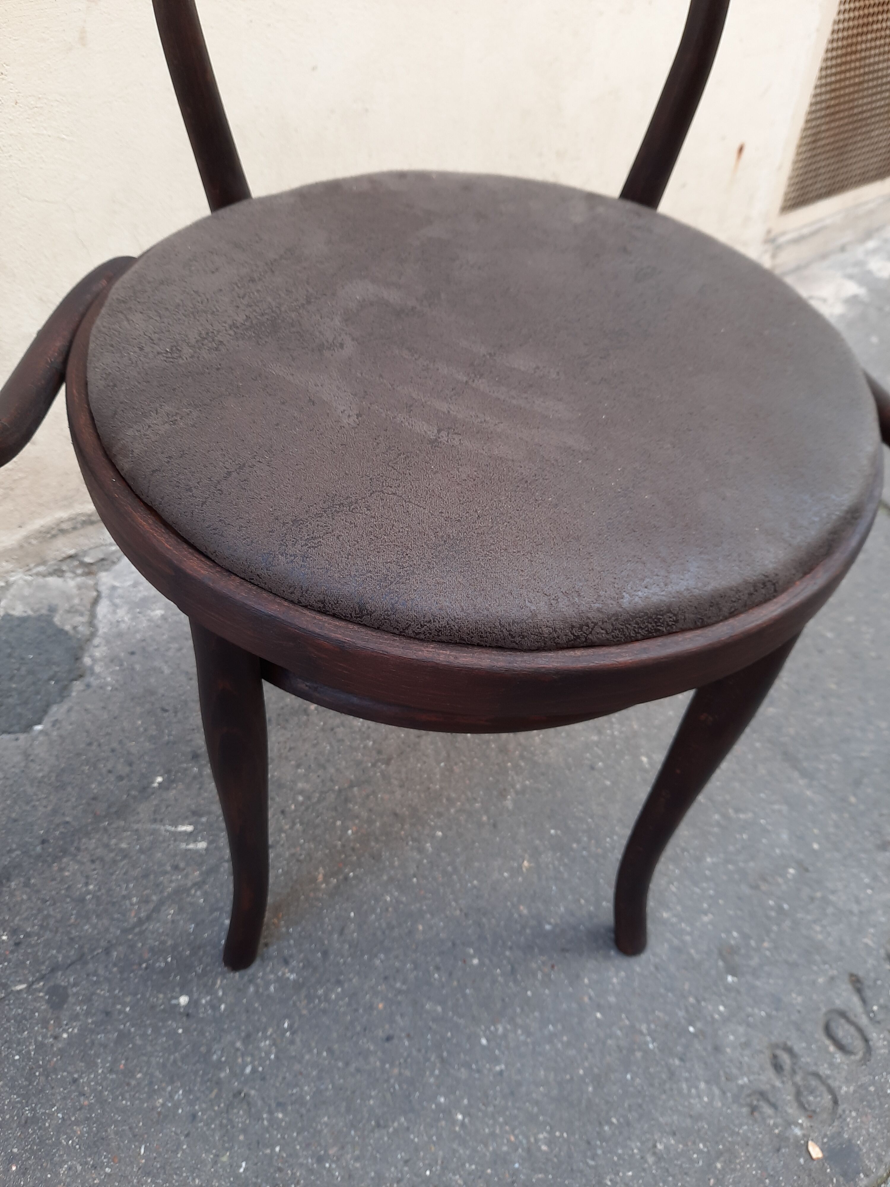 chair says Le Corbusier