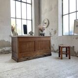Central island trading counter in walnut