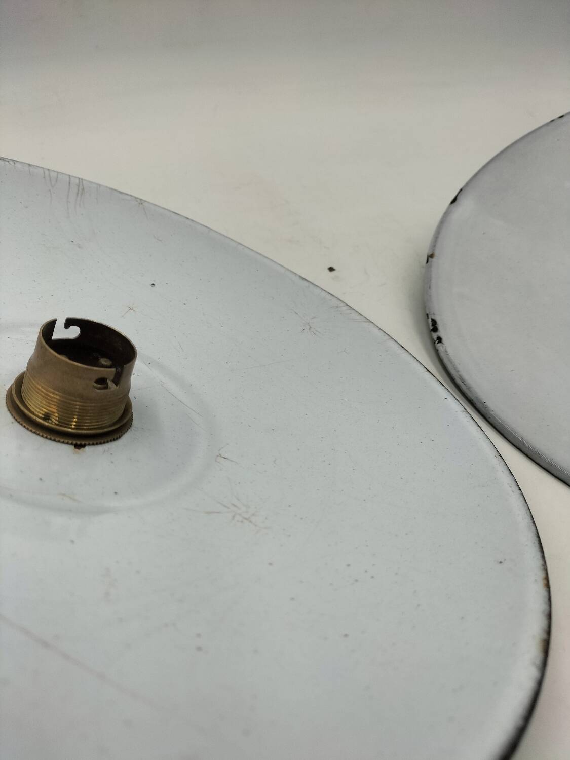 2 suspensions en tôles émaillées