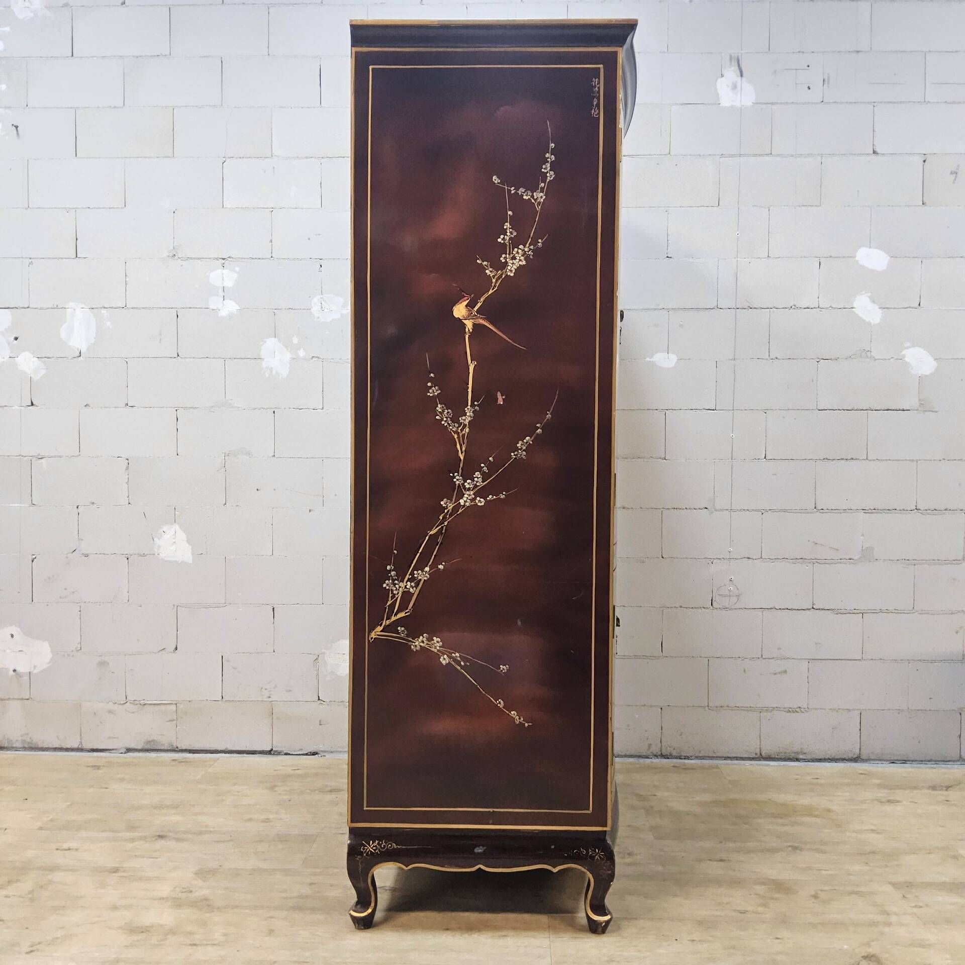 Cabinet chinois vintage avec feuille d'or, fleurs et oiseaux / bohème