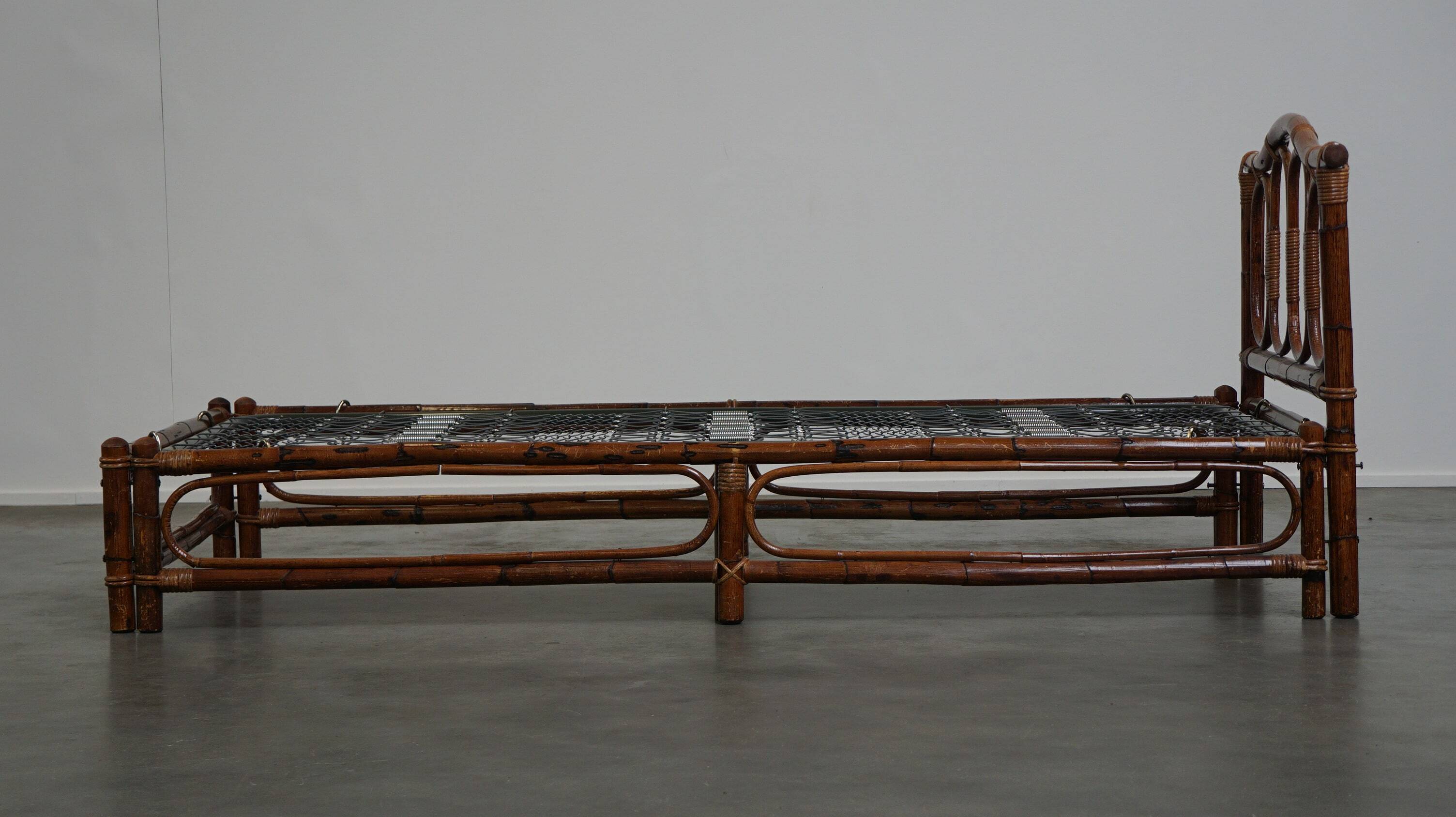 Vintage bamboo/rattan manou bed from the 70s with original spiral base