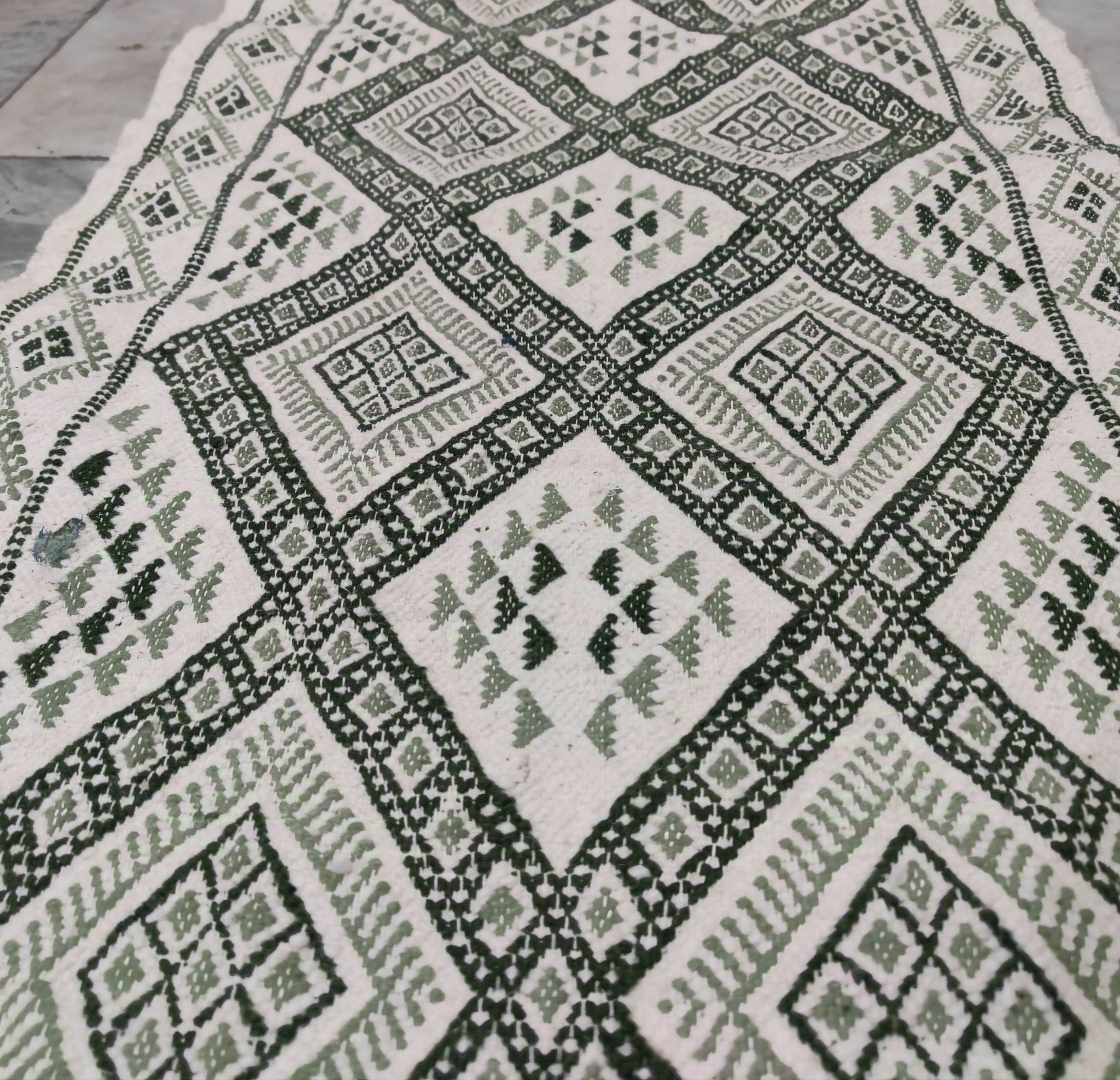 Tapis blanc et vert tissé mains