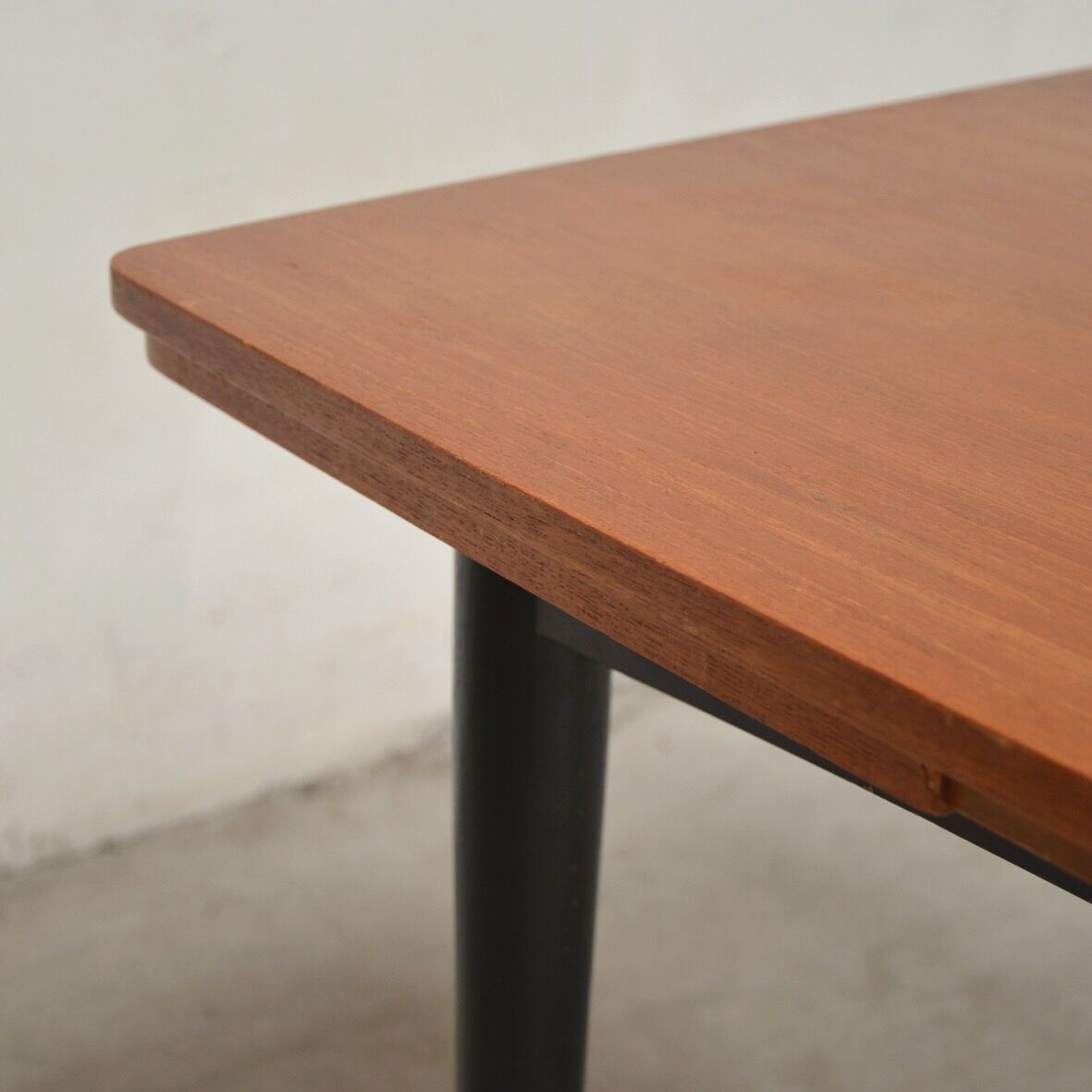 Expandable rectangular dining table