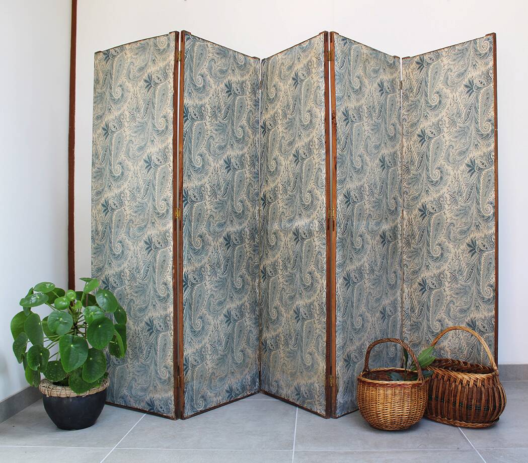 Wood and cashmere fabric screen