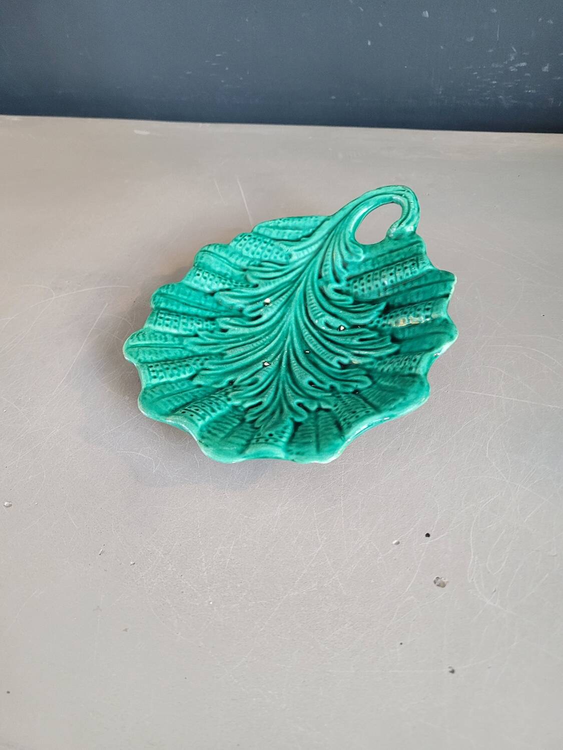 Green ceramic leaf tray