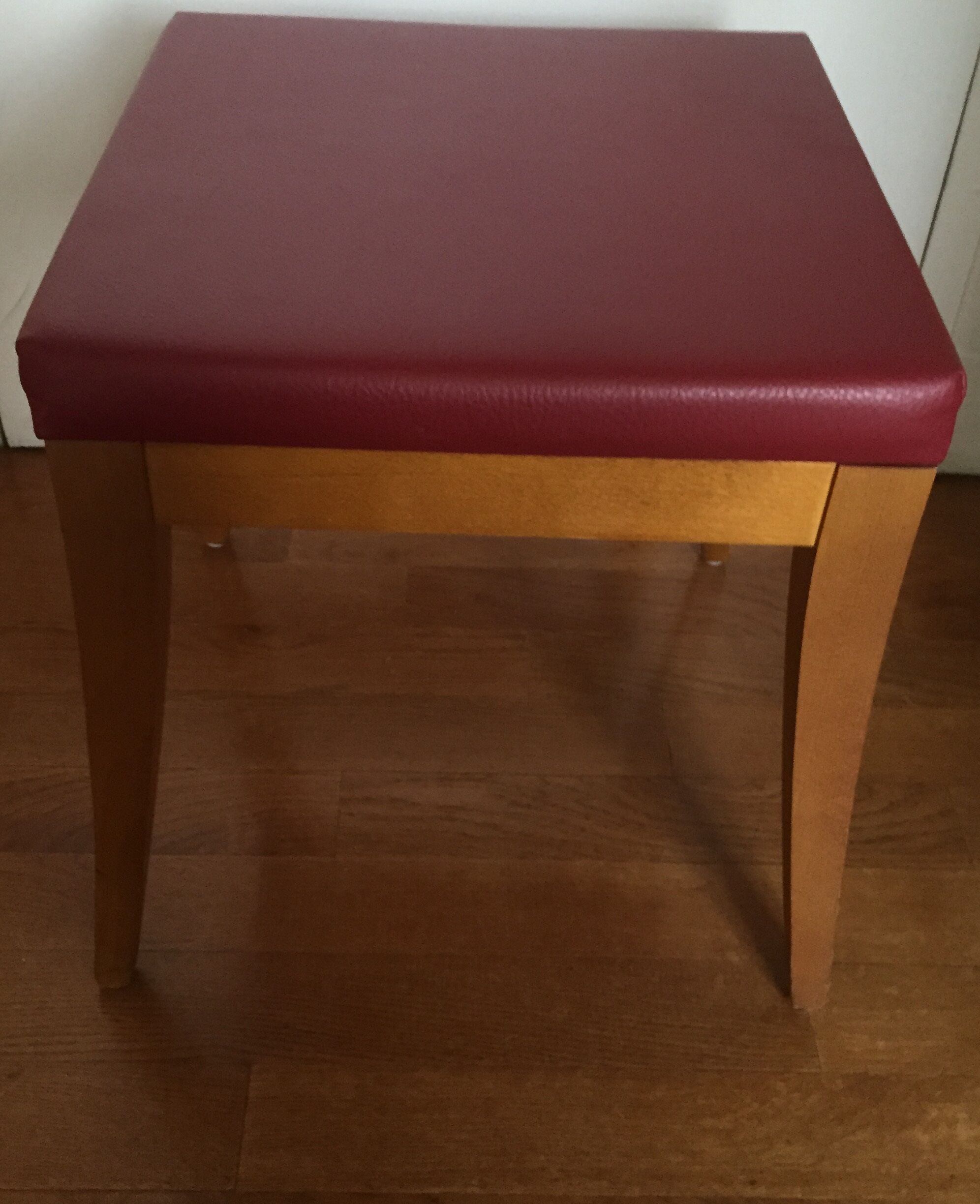 Stool in solid wood, covered with leatherette Burgundy