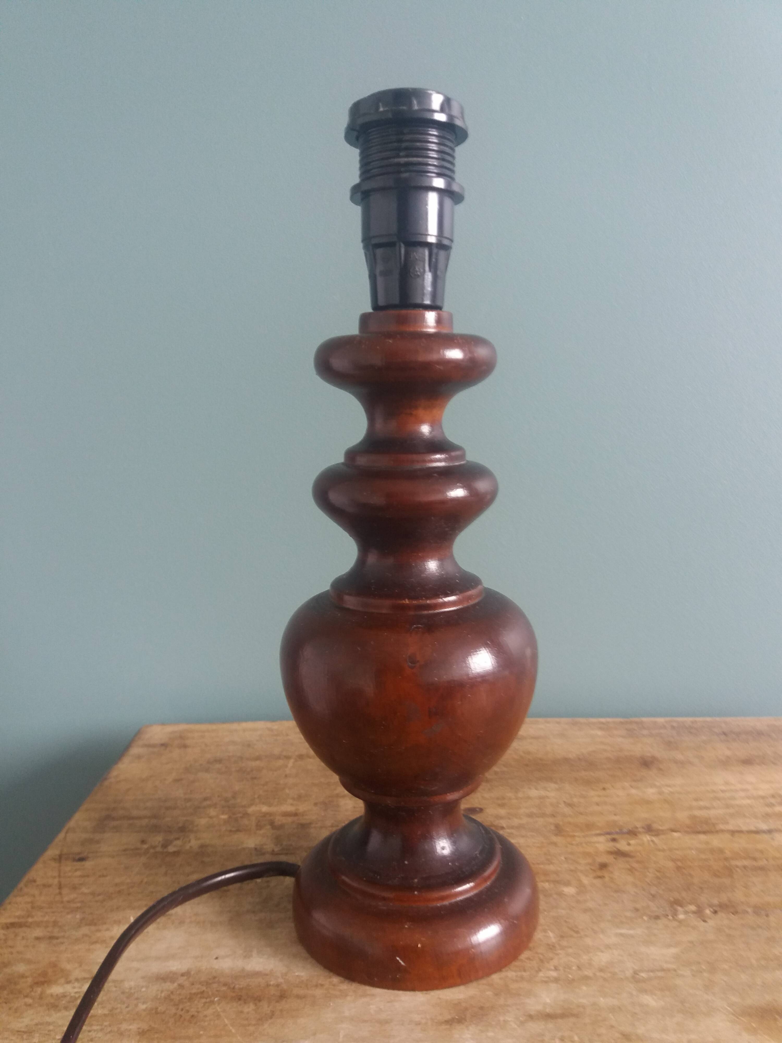 Pied de lampe en bois tourné
