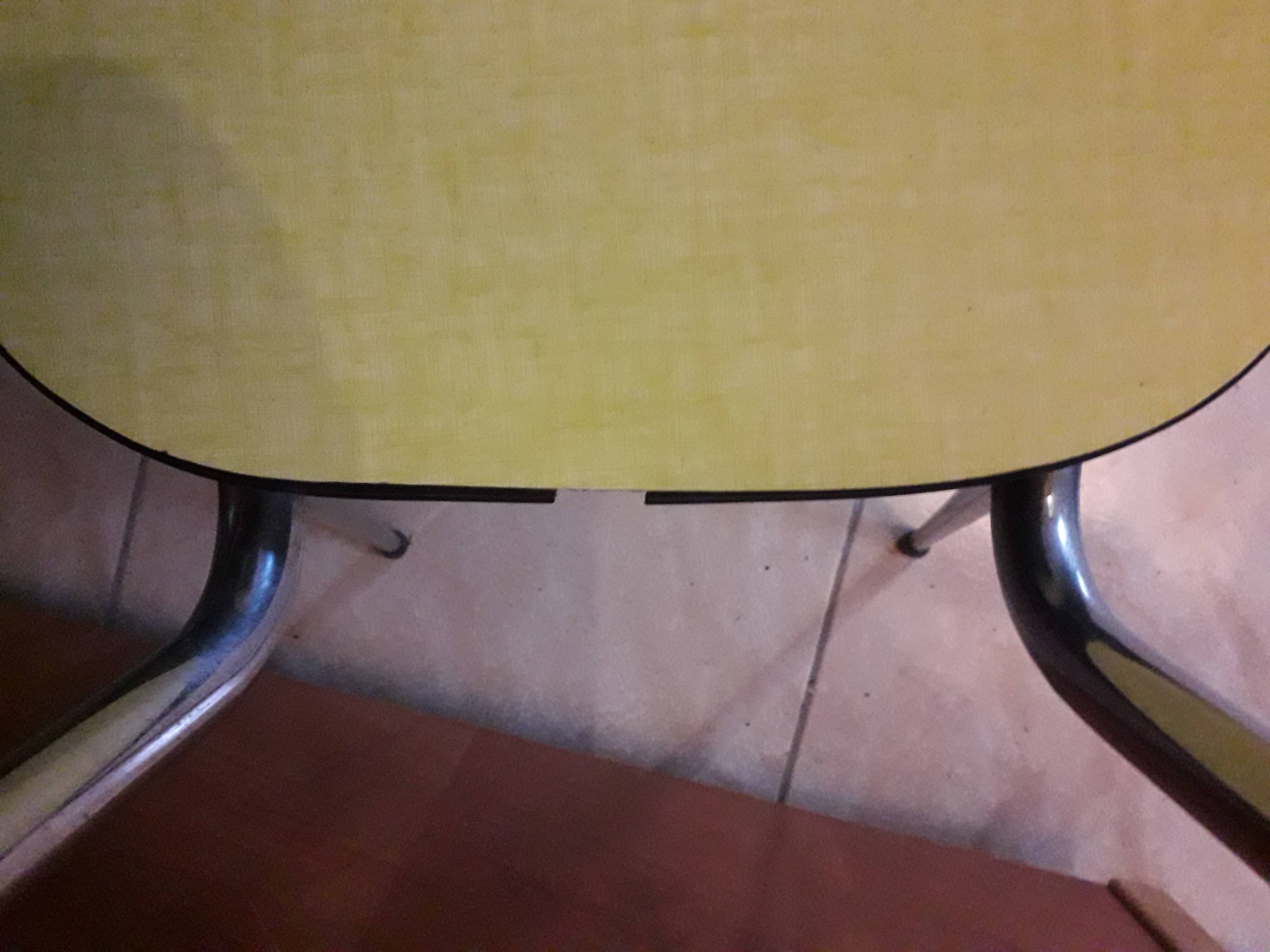 Paire de chaises en formica jaune  vintage