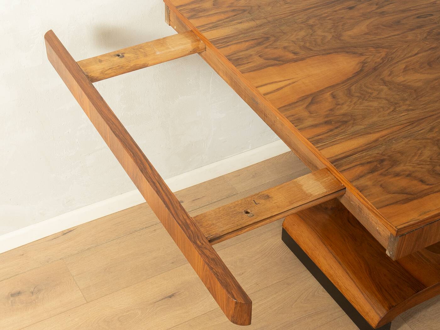 Elegant Art Deco dining table from the 1930s, walnut root veneer