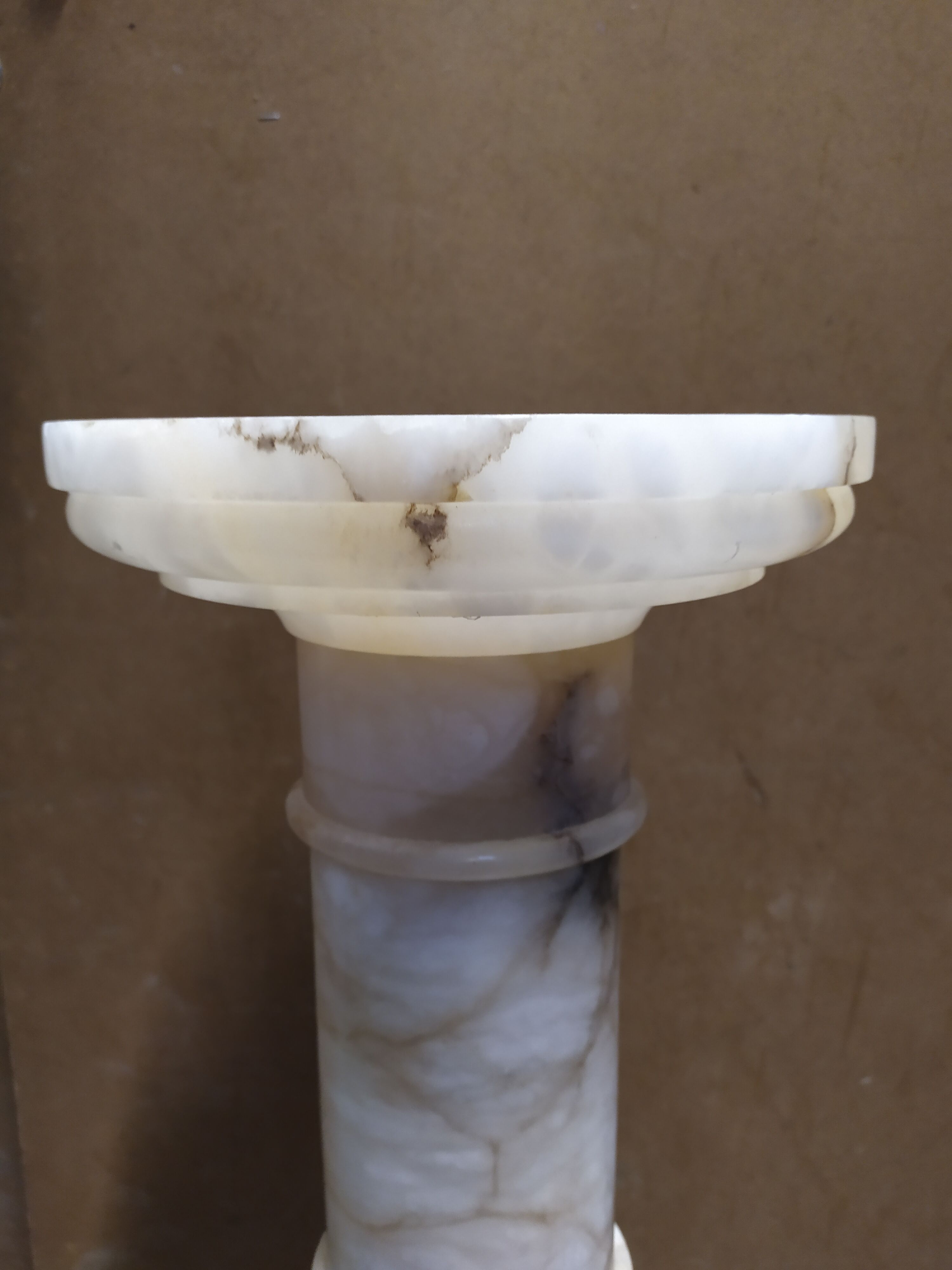 Column in bright alabaster 87 cm 3 fires