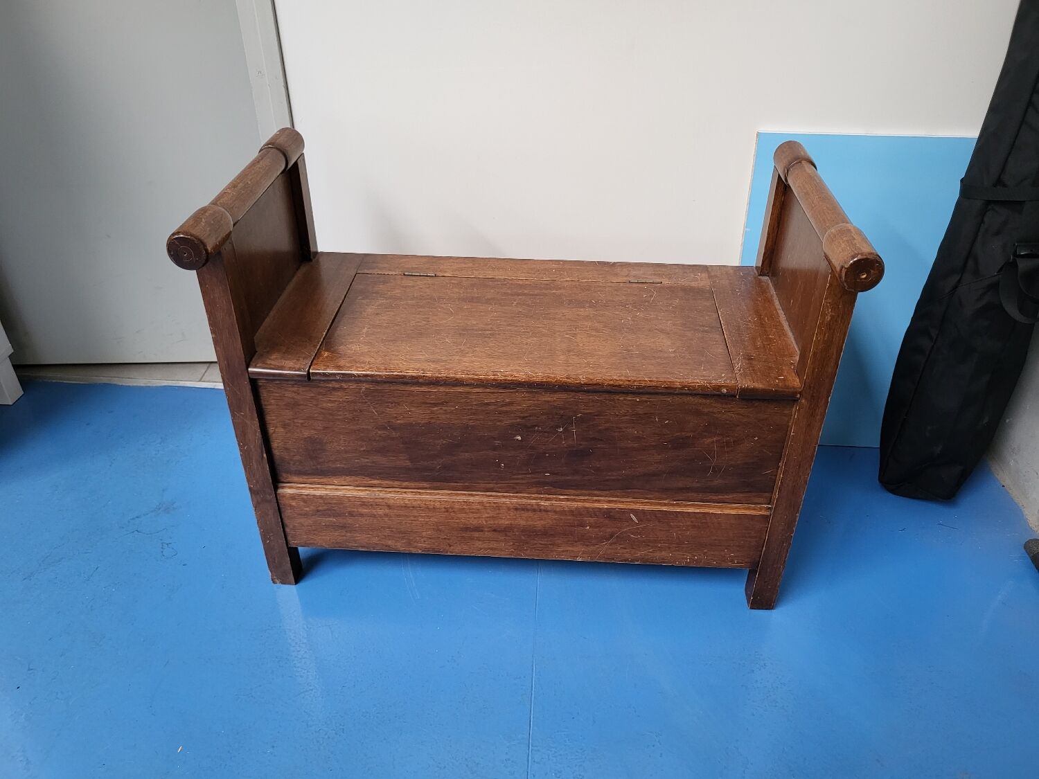 Chest booster bench